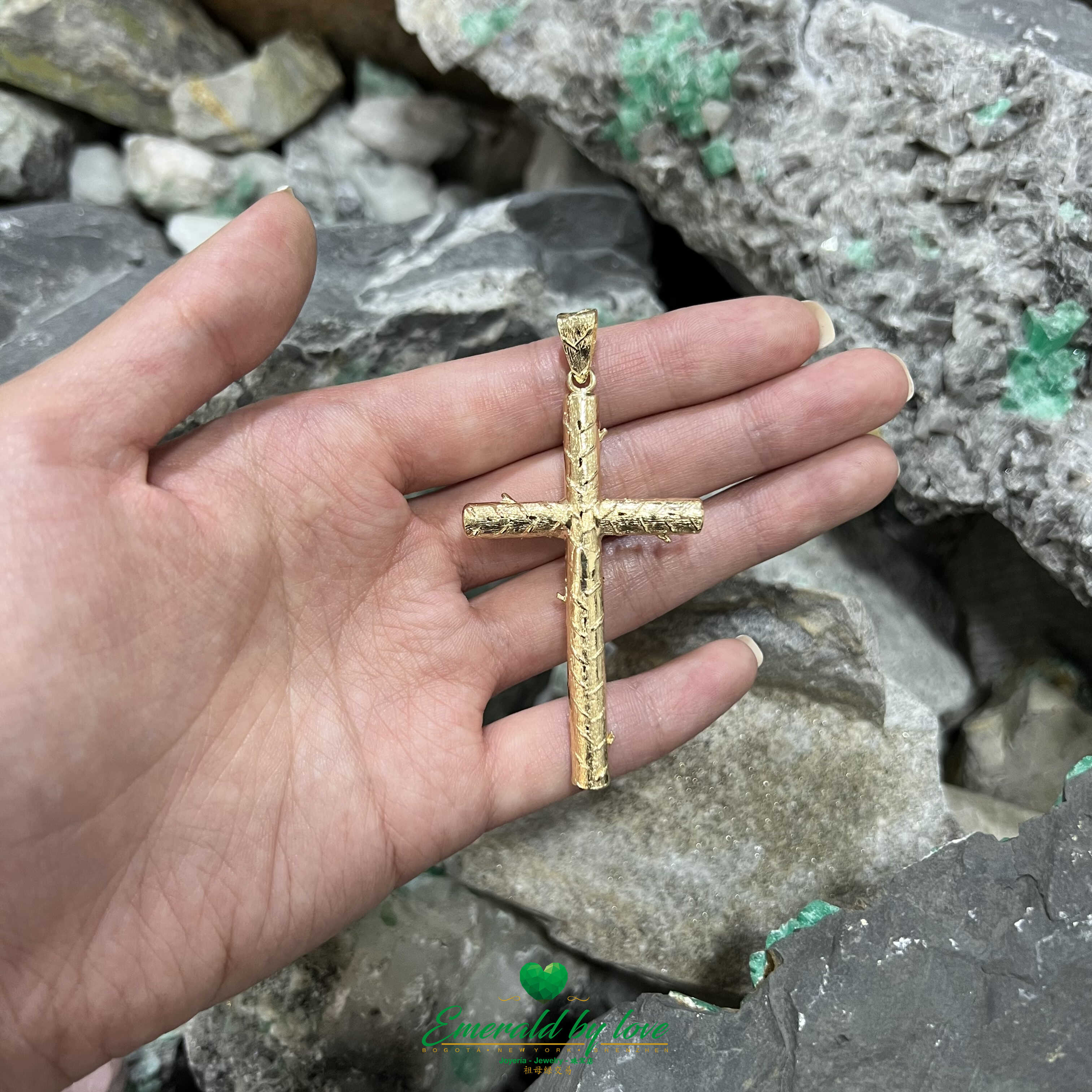 Opulent pendentif croix en or jaune 18 carats avec véritables émeraudes carrées colombiennes