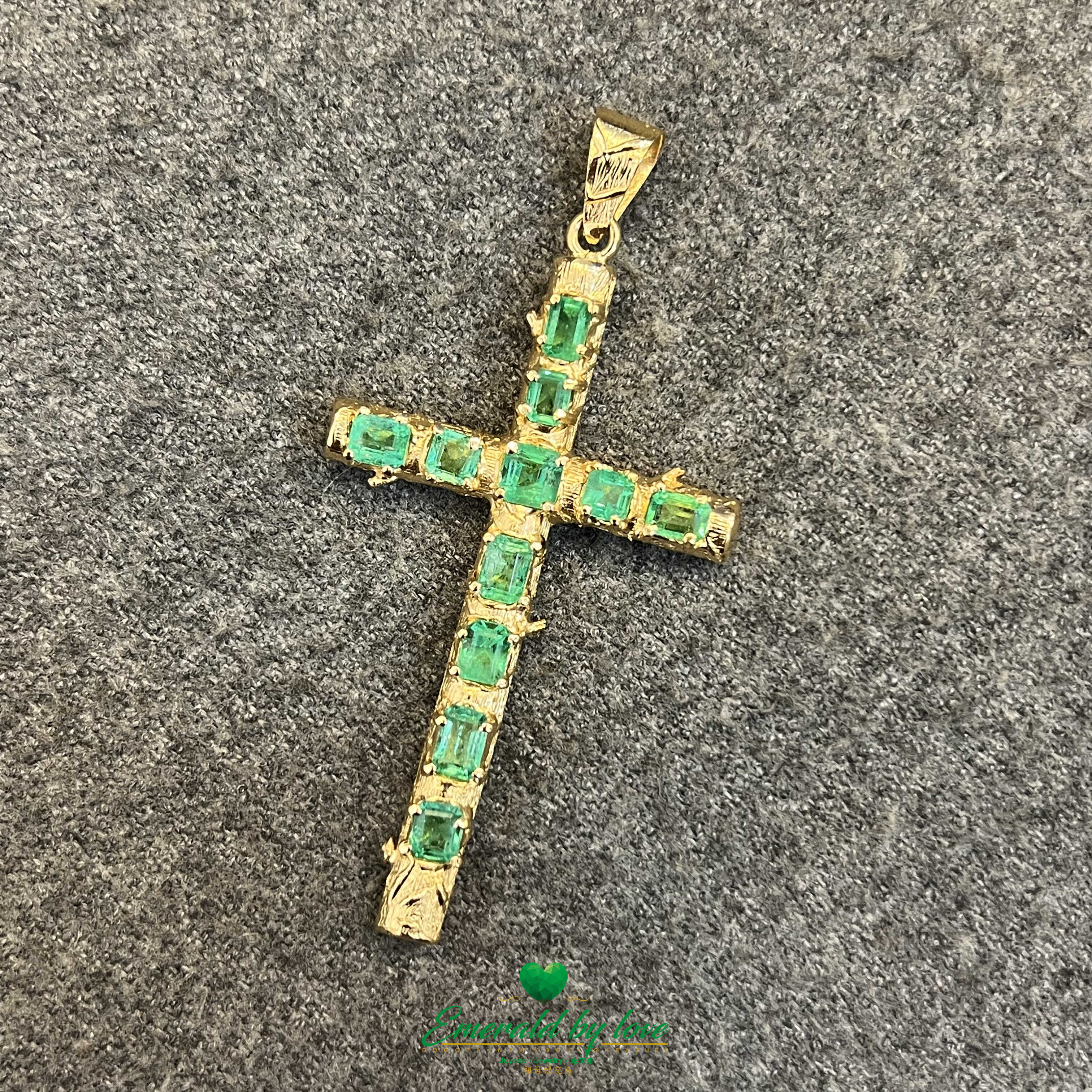 Opulent pendentif croix en or jaune 18 carats avec véritables émeraudes carrées colombiennes