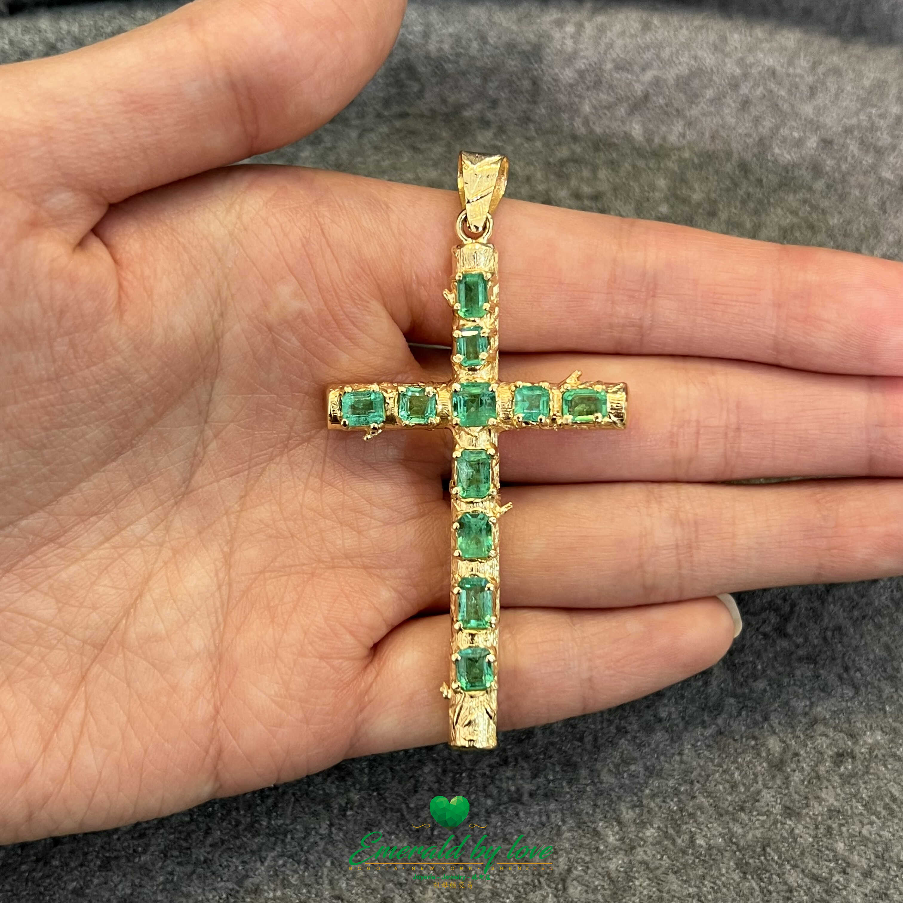 Opulent pendentif croix en or jaune 18 carats avec véritables émeraudes carrées colombiennes