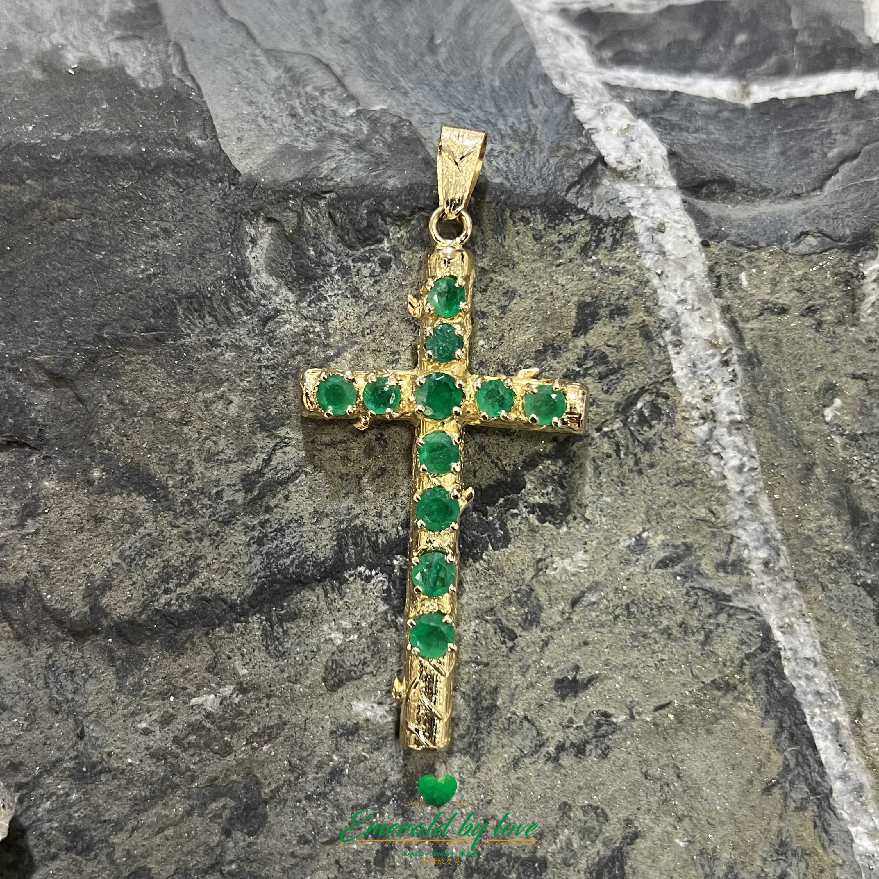 Exquis pendentif croix en or jaune 18 carats avec émeraudes colombiennes naturelles