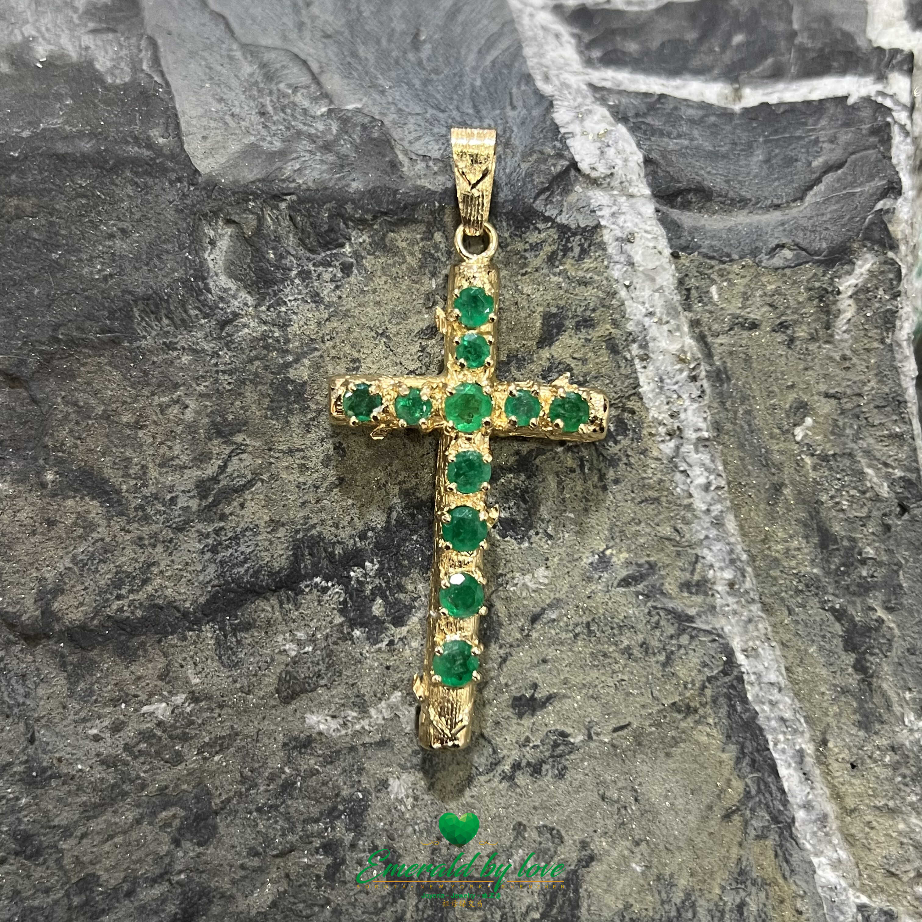 Exquis pendentif croix en or jaune 18 carats avec émeraudes colombiennes naturelles