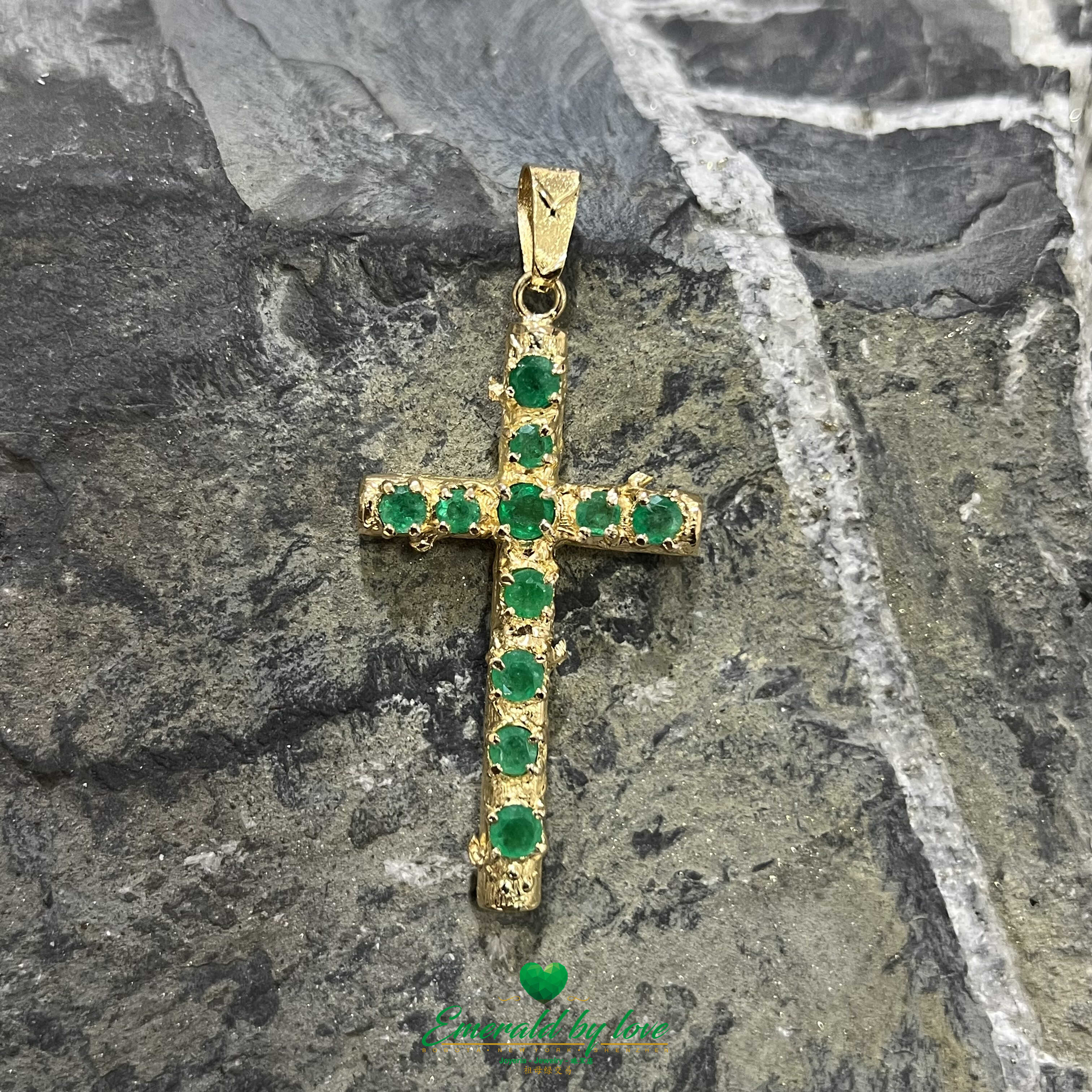 Exquis pendentif croix en or jaune 18 carats avec émeraudes colombiennes naturelles