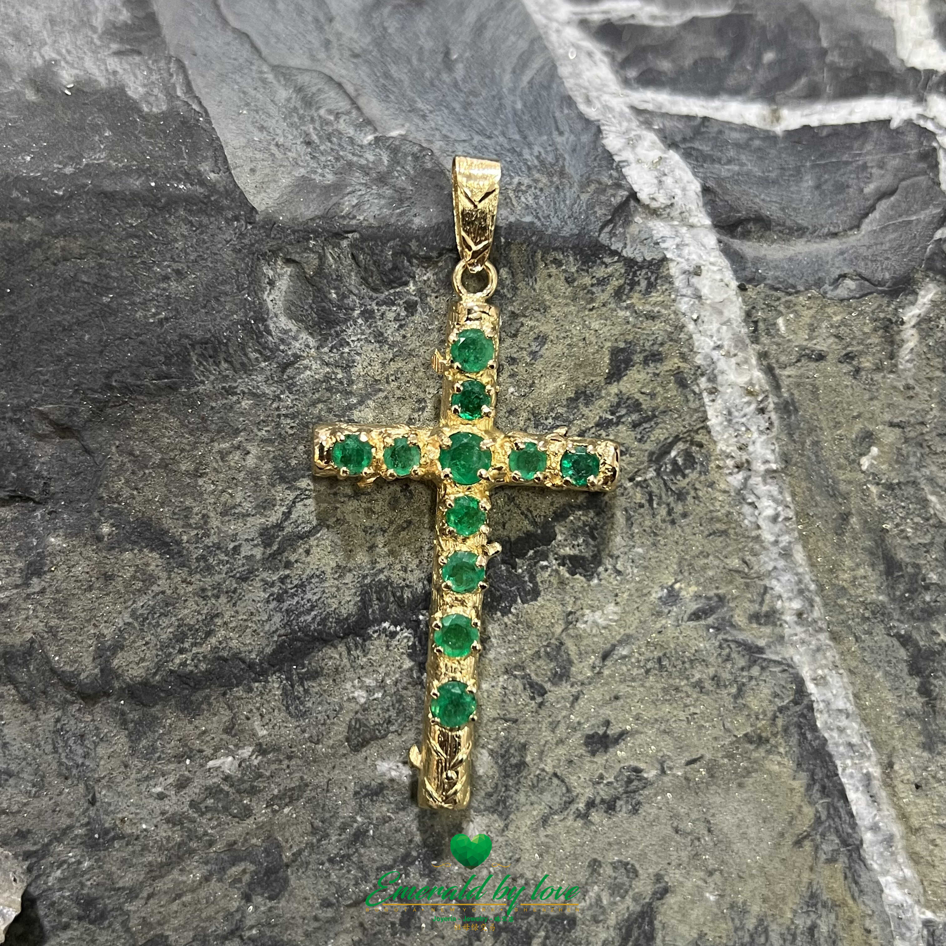 Exquis pendentif croix en or jaune 18 carats avec émeraudes colombiennes naturelles