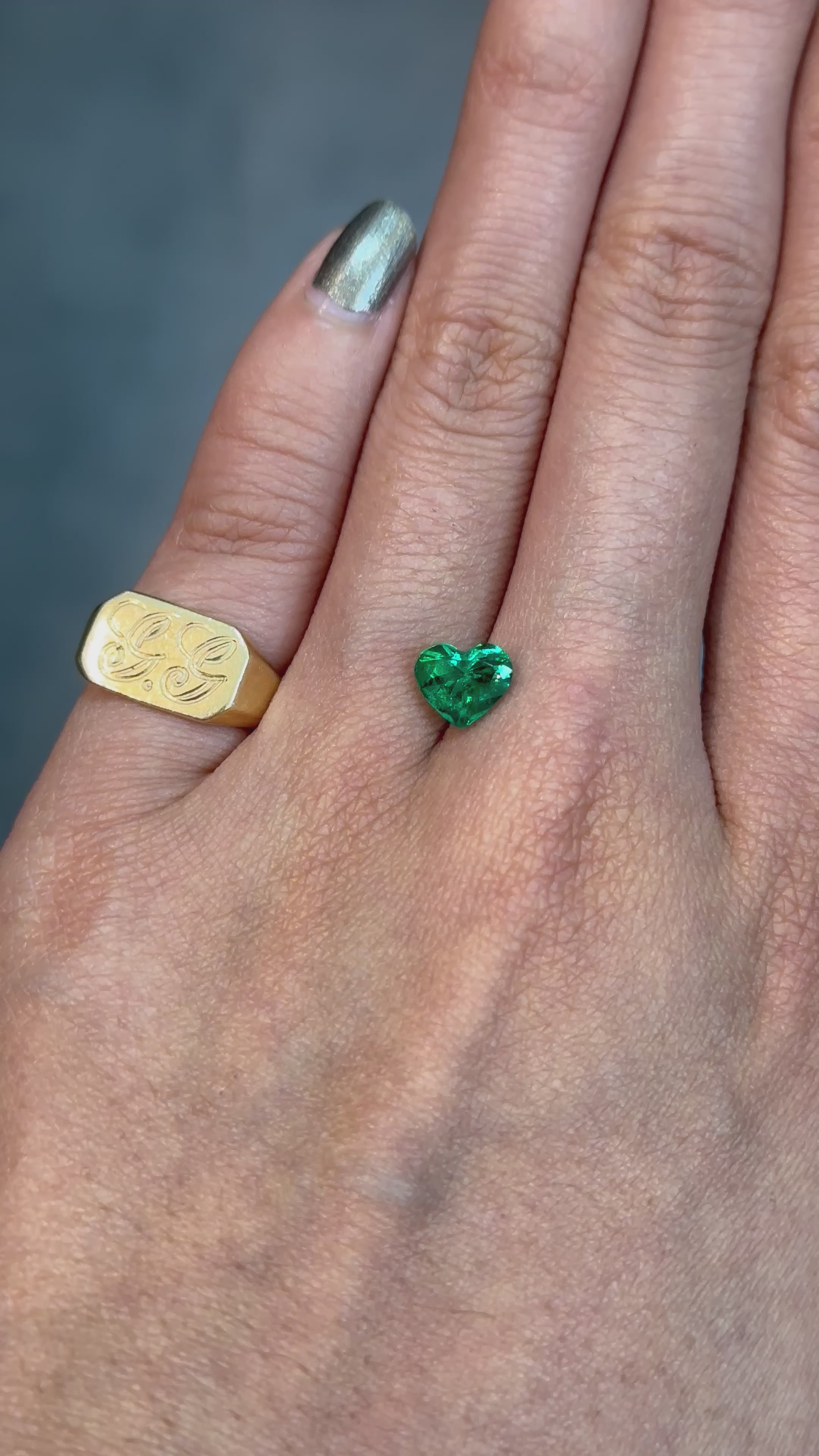 Heart-cut Colombian emerald, 1.13 carats, radiating elegance and emotional brilliance