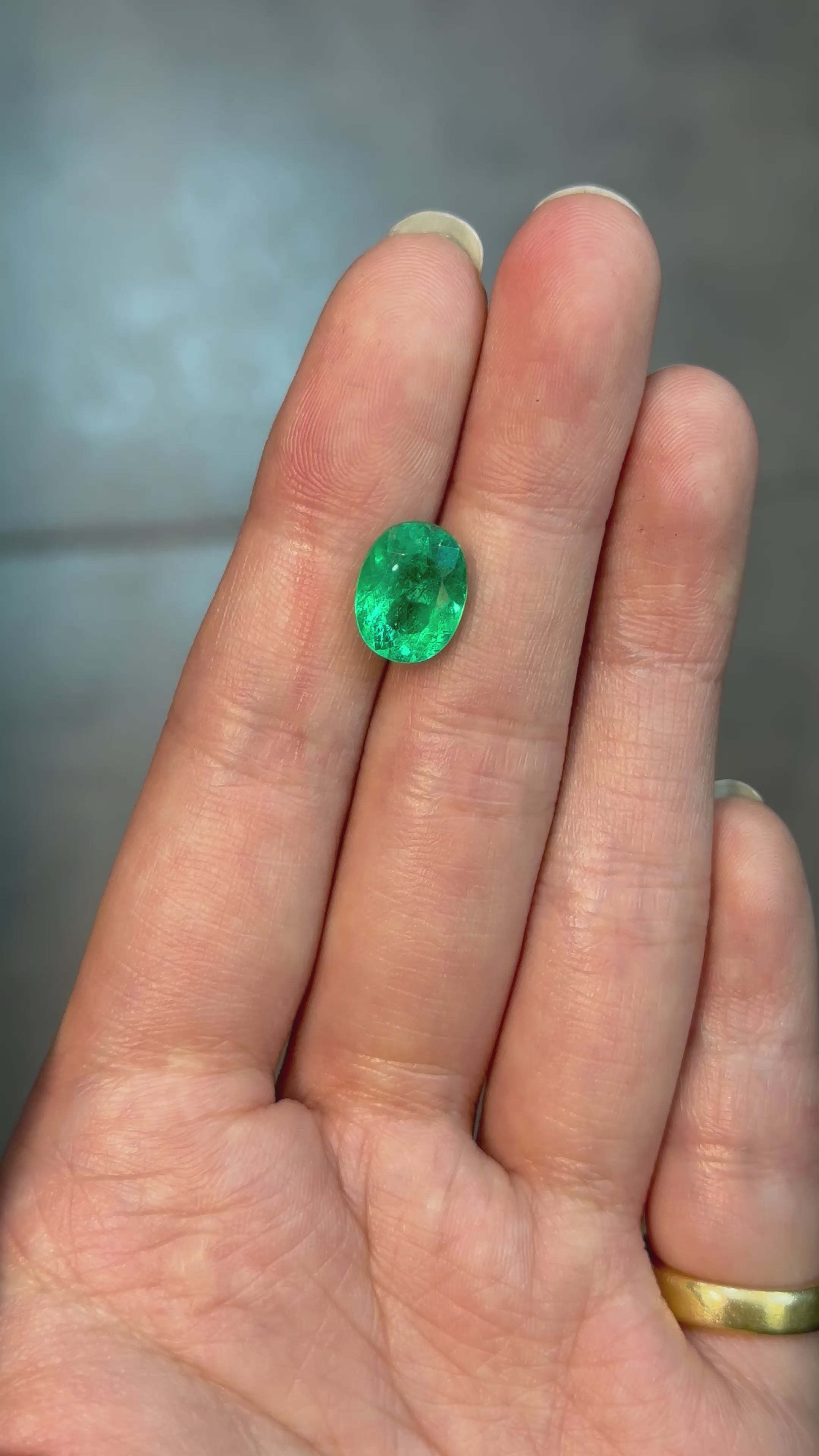 Oval Colombian emerald with 3.45 ct of vivid green brilliance and high crystal transparency