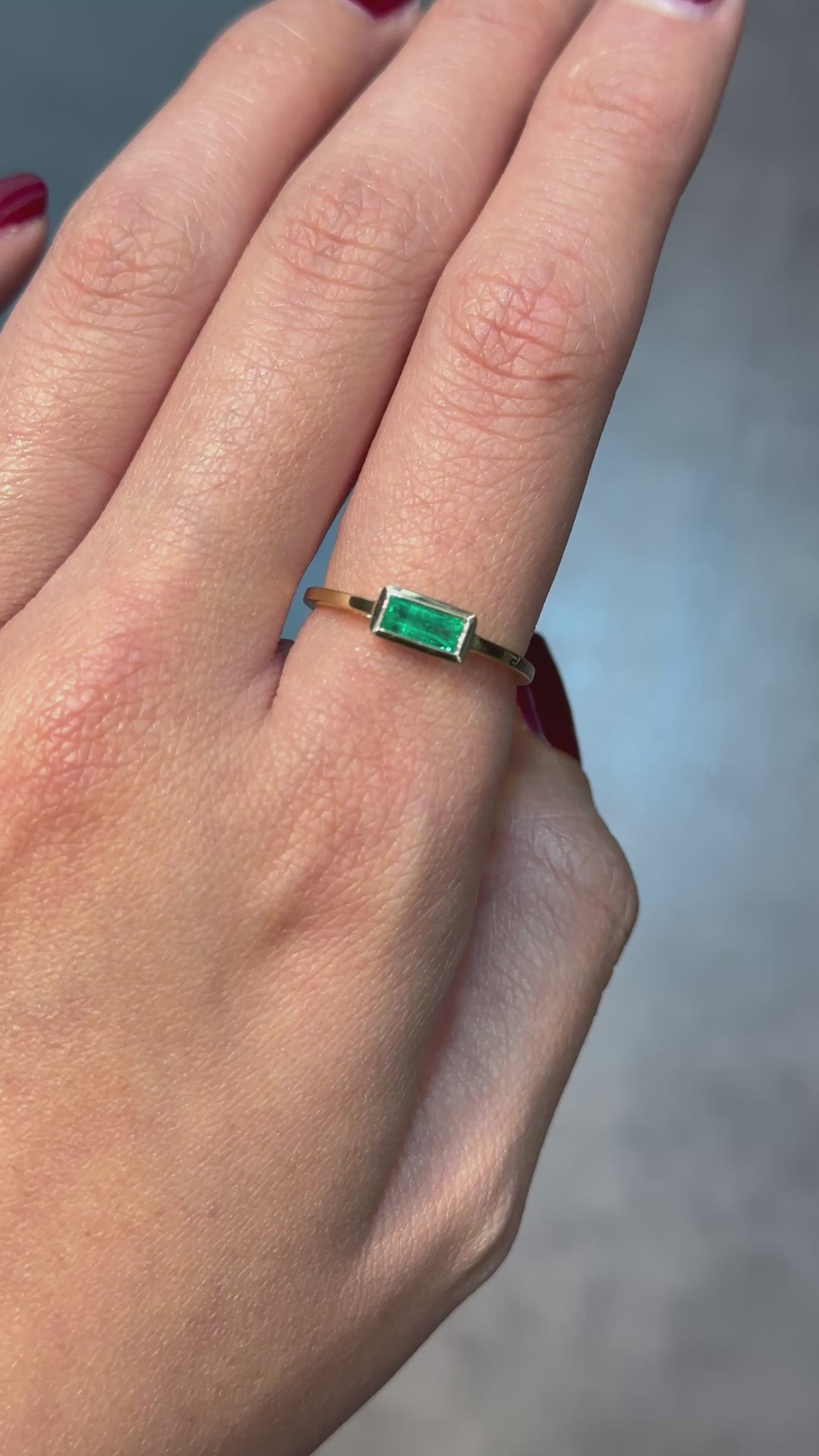 Solitario Ring with Transversal Square-Cut Natural emerald from muzo colombia