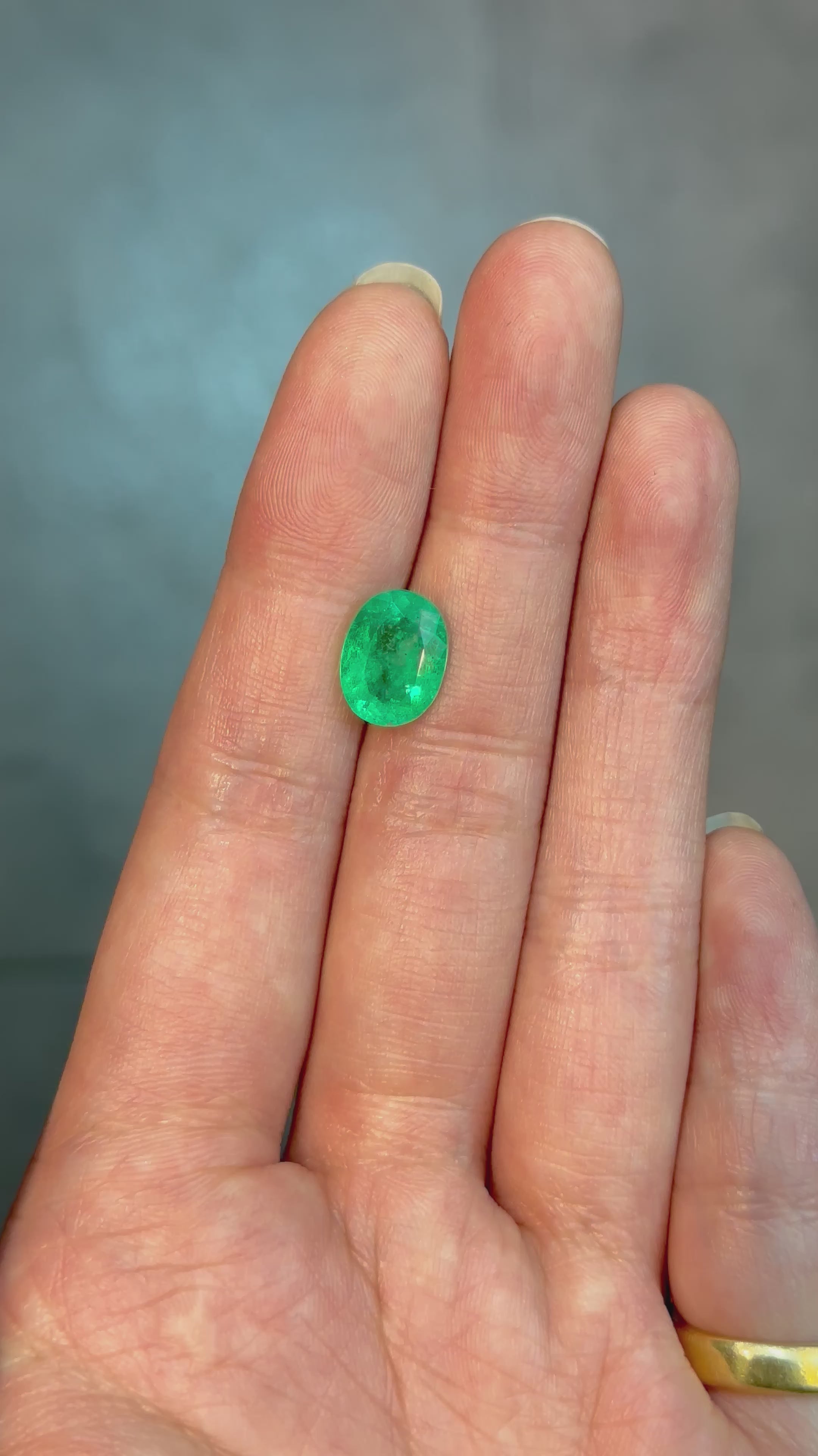 2.66 ct Colombian emerald in oval cut with striking green brilliance and crystal transparency