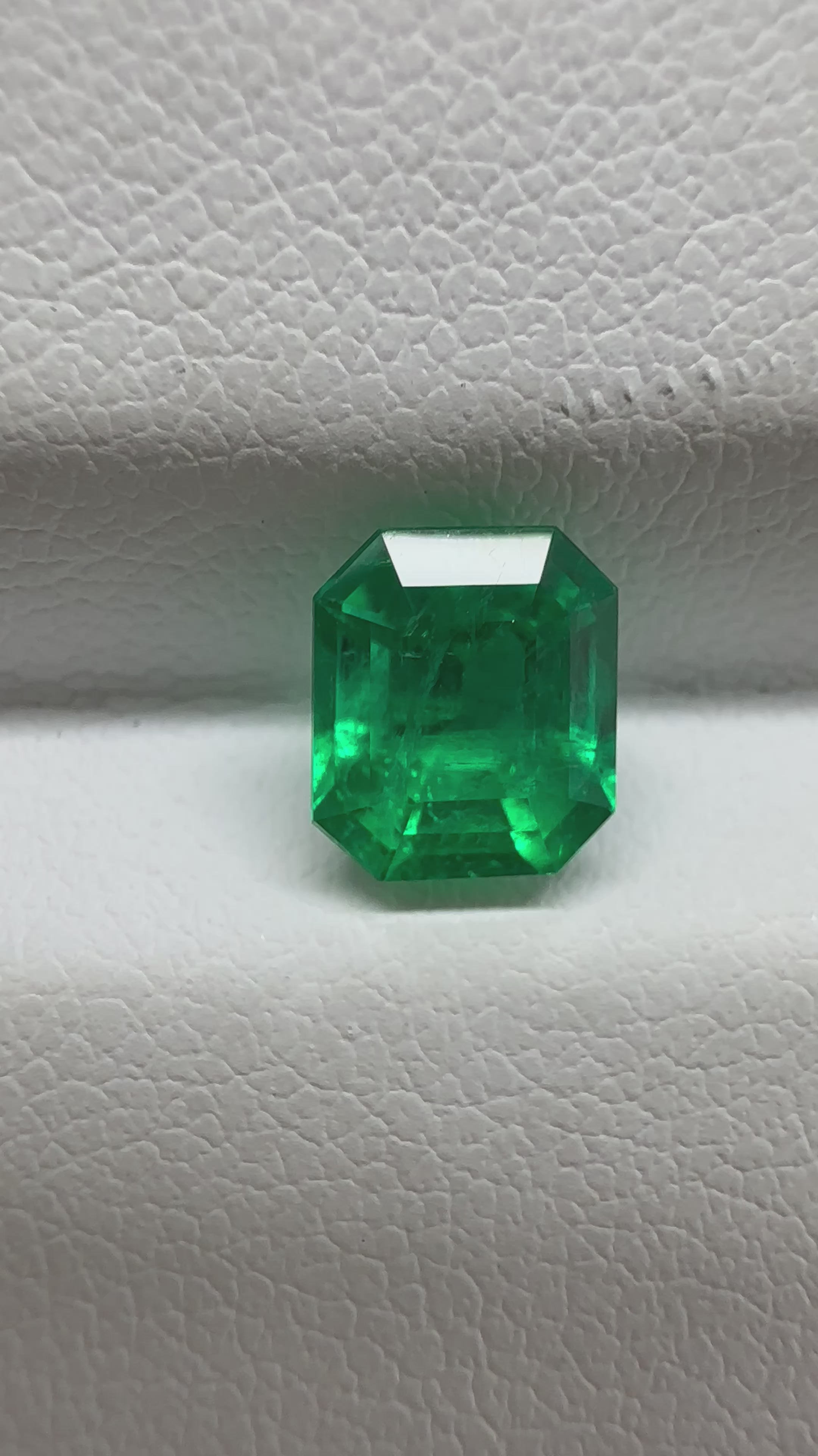 : Loose 1.24 ct emerald-cut Colombian emerald with exceptional clarity and deep green appeal