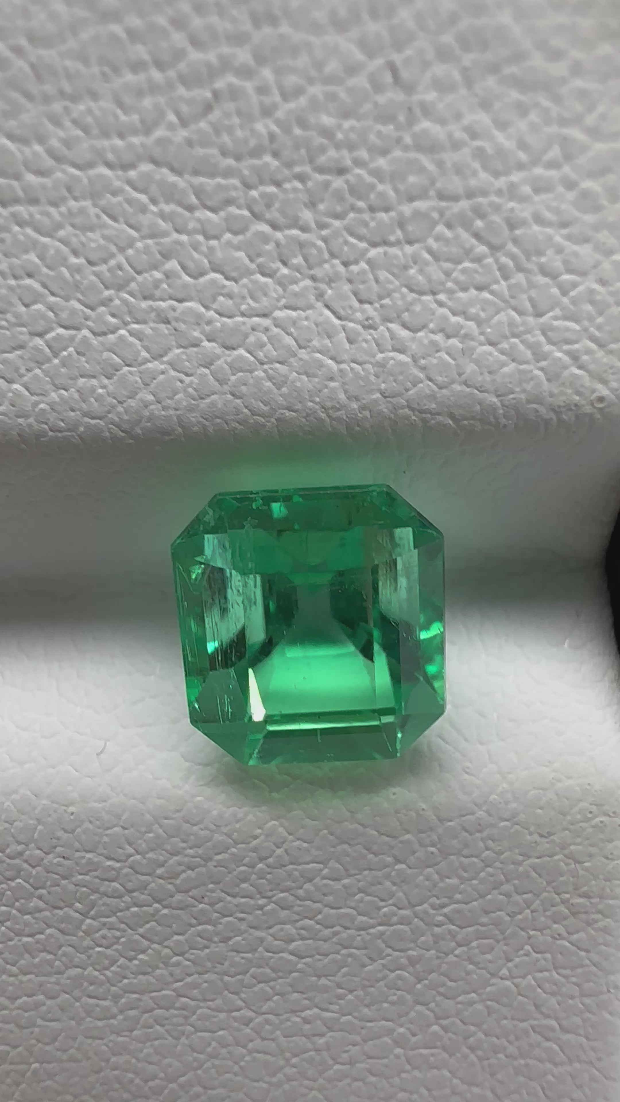 Loose Colombian emerald in emerald cut, weighing 1.90 carats with exceptional clarity