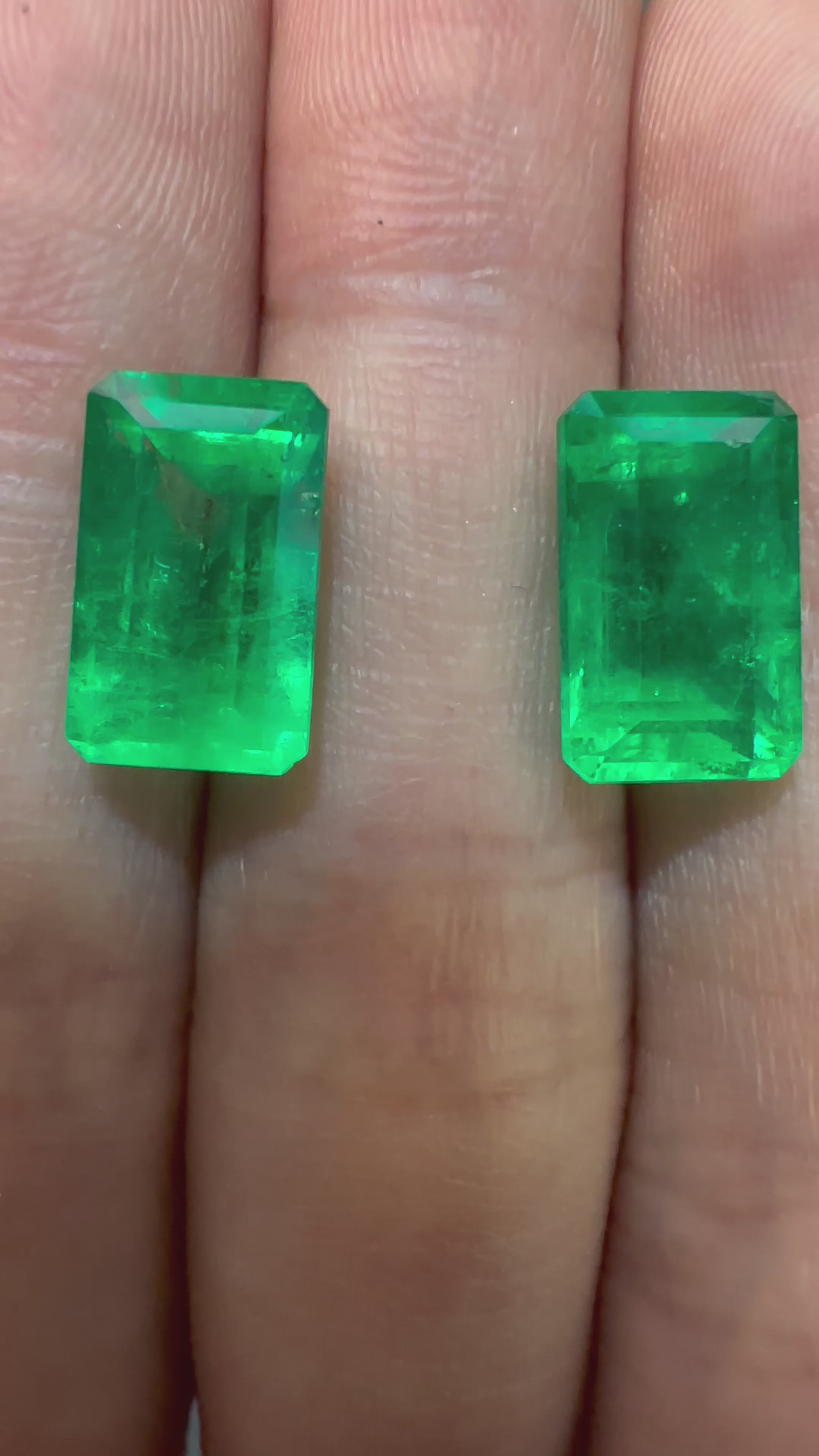 Pair of vivid green emeralds in baguette cut with a combined 7 carats, full of brilliance