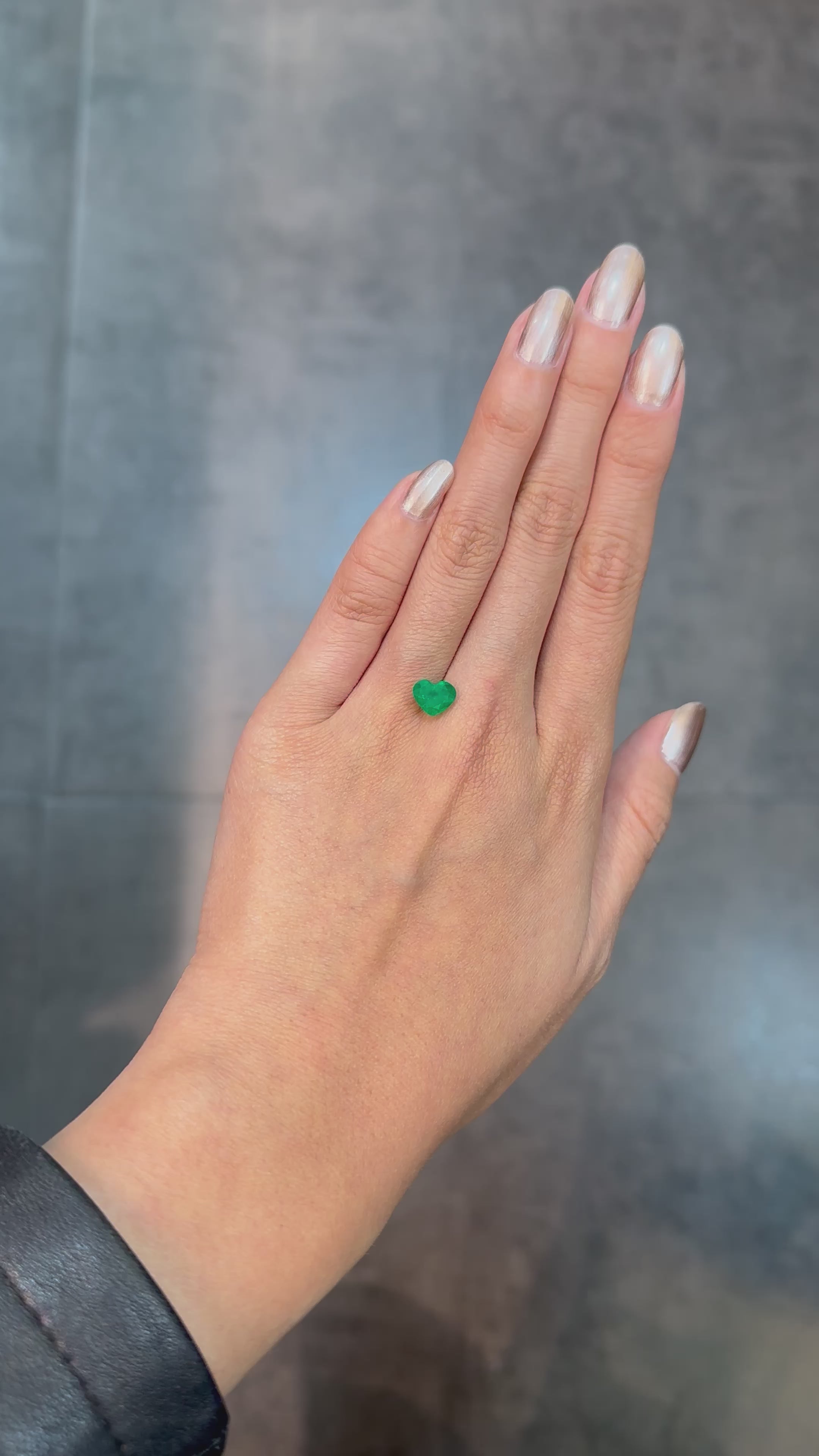 Heart-shaped Colombian emerald with 1.54 carats and intense green depth for custom jewelry
