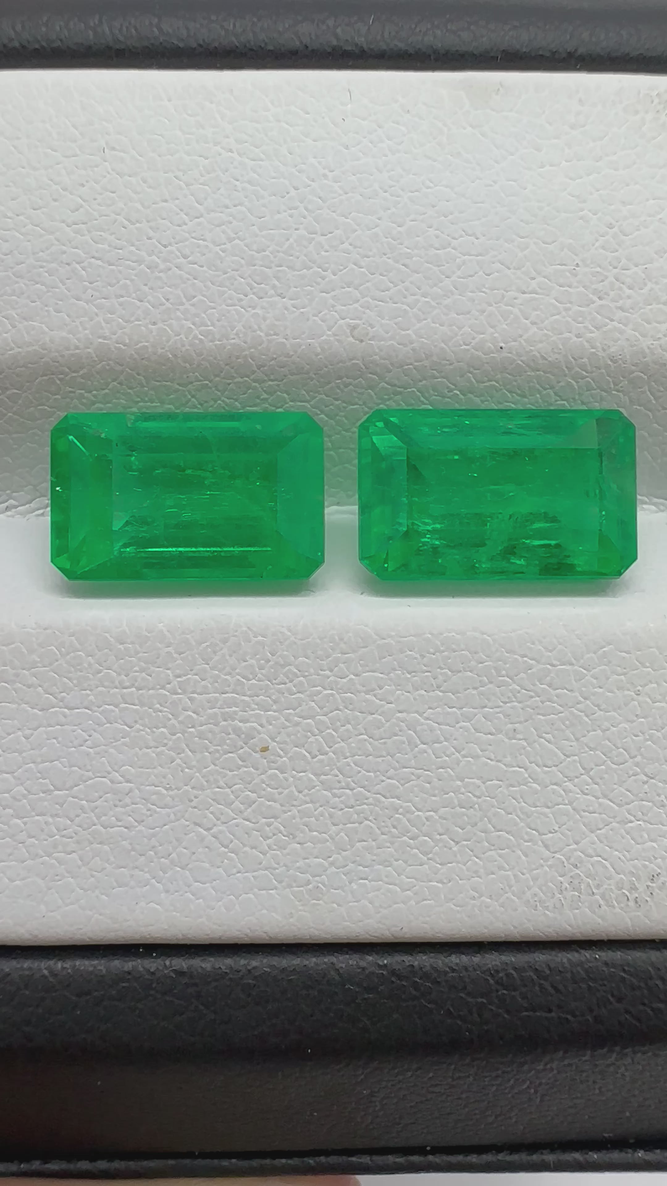 Elegant matching pair of Colombian emerald baguettes, vivid green, 7 total carat weight
