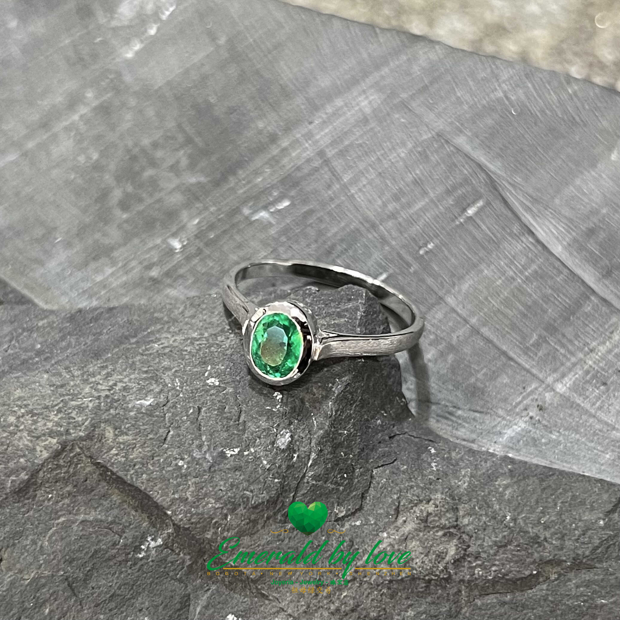 Exquisite White Gold Ring: Oval Emerald