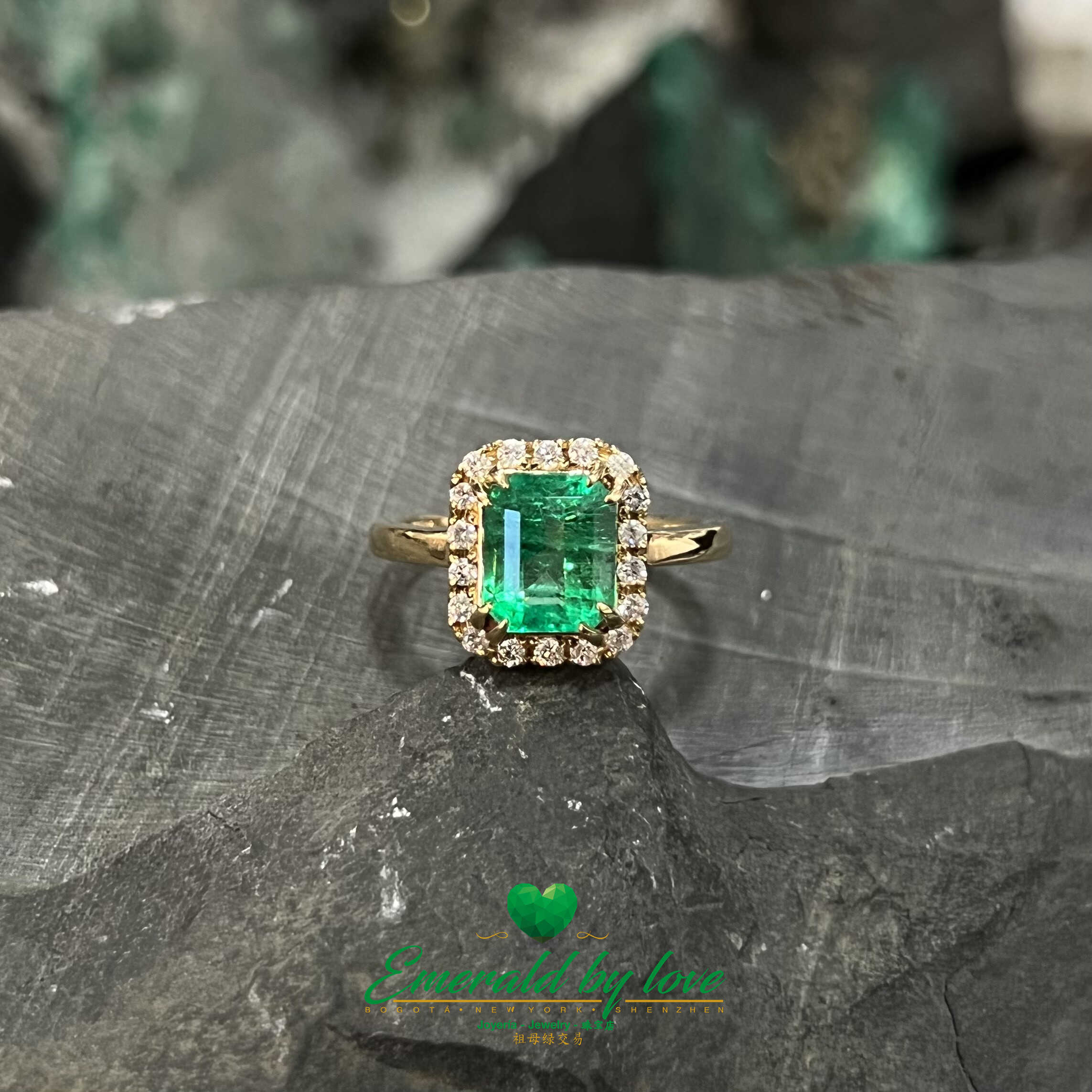 Anillo de compromiso con esmeralda: piedra central de 2,1 quilates rodeada de diamantes