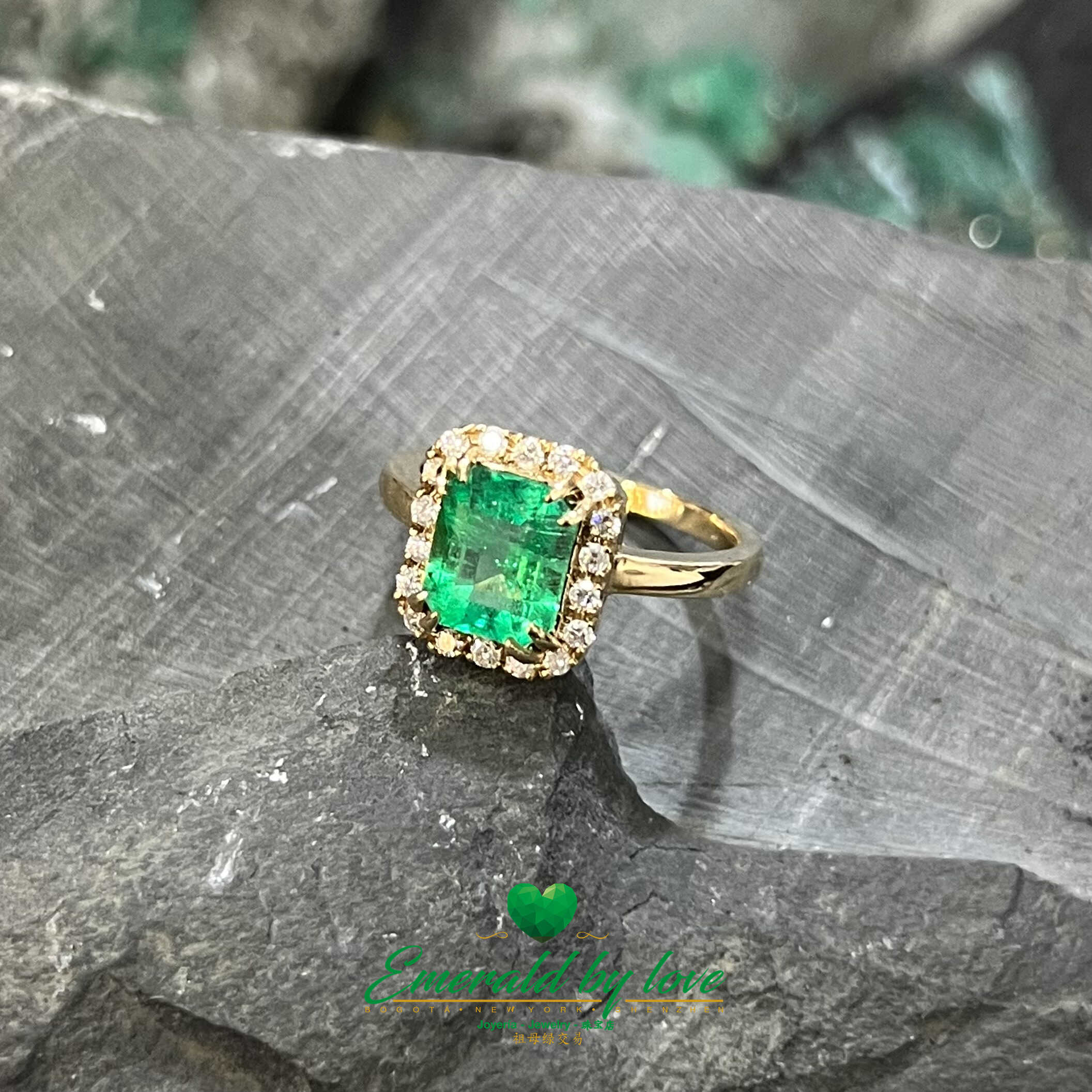 Anillo de compromiso con esmeralda: piedra central de 2,1 quilates rodeada de diamantes