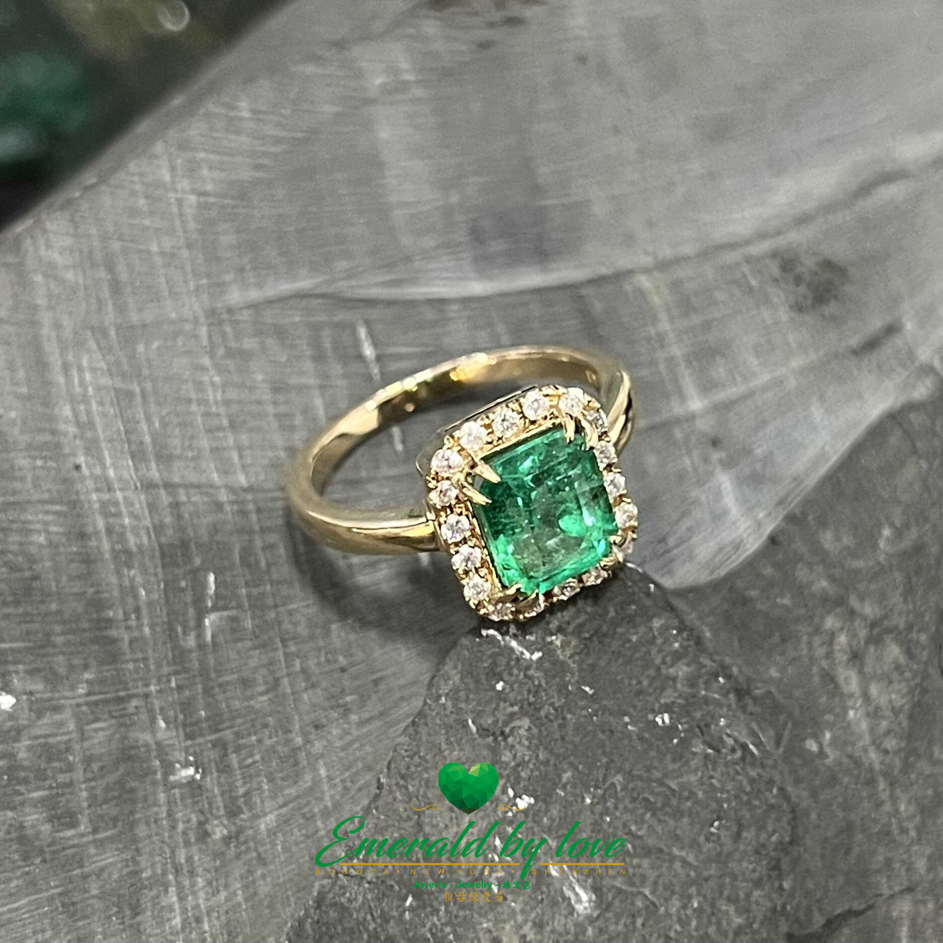 Anillo de compromiso con esmeralda: piedra central de 2,1 quilates rodeada de diamantes