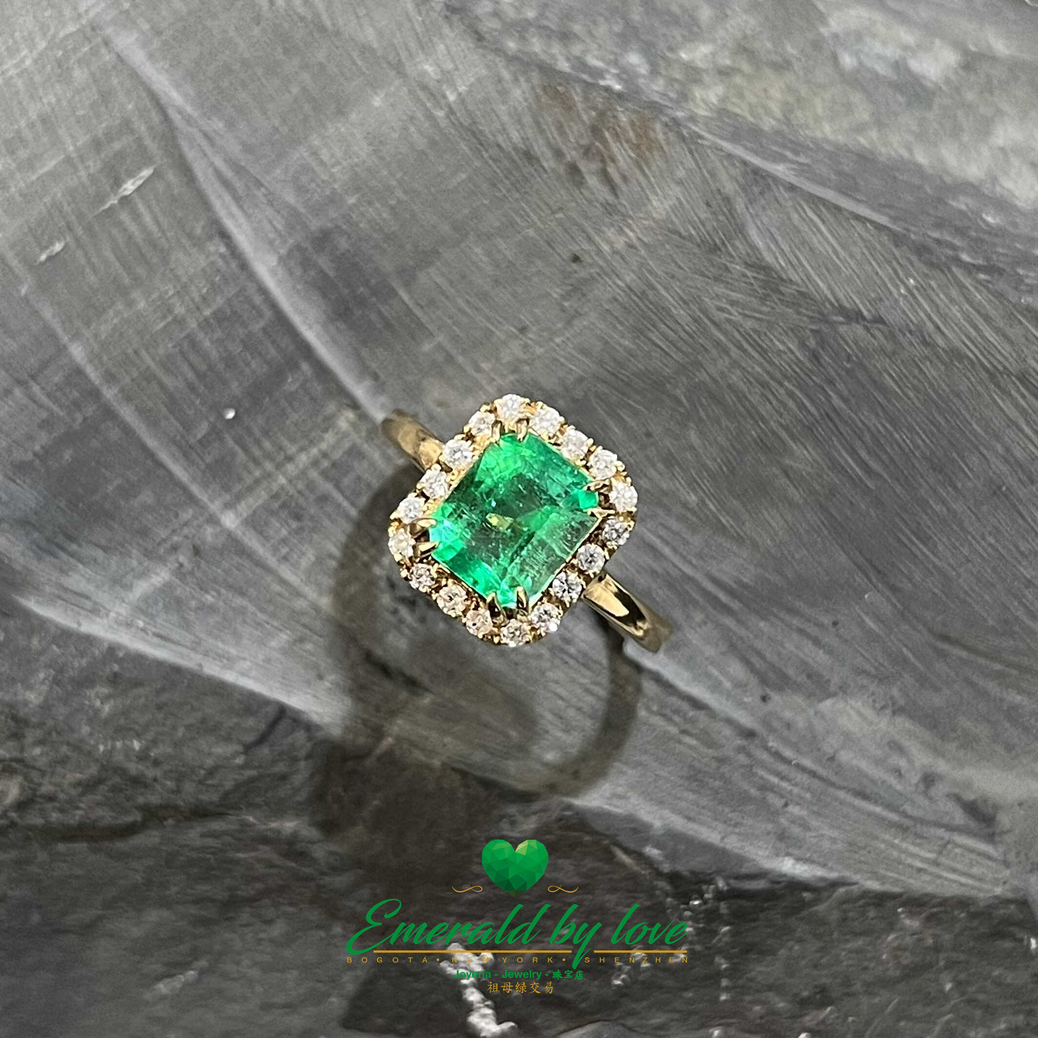 Anillo de compromiso con esmeralda: piedra central de 2,1 quilates rodeada de diamantes