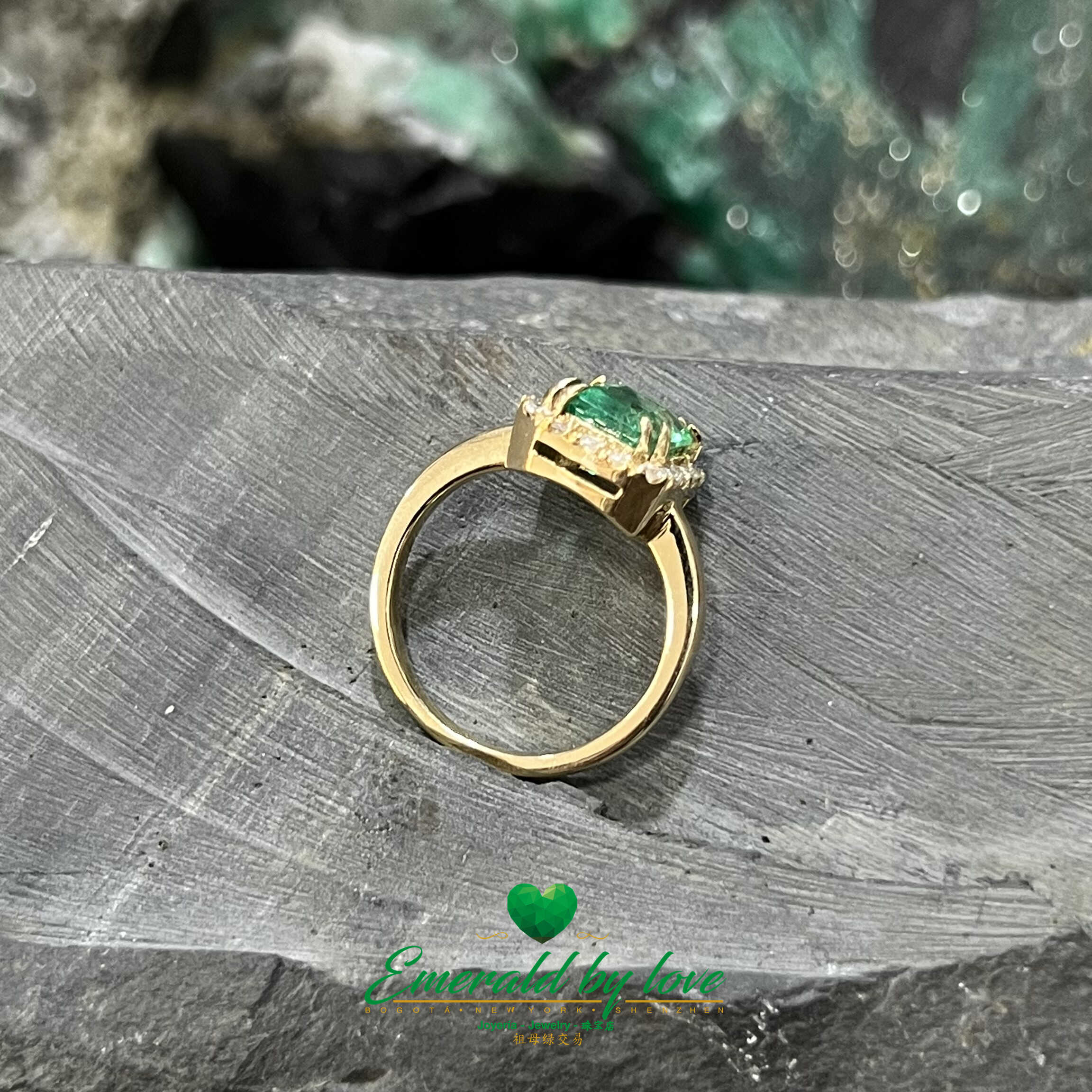 Anillo de compromiso con esmeralda: piedra central de 2,1 quilates rodeada de diamantes