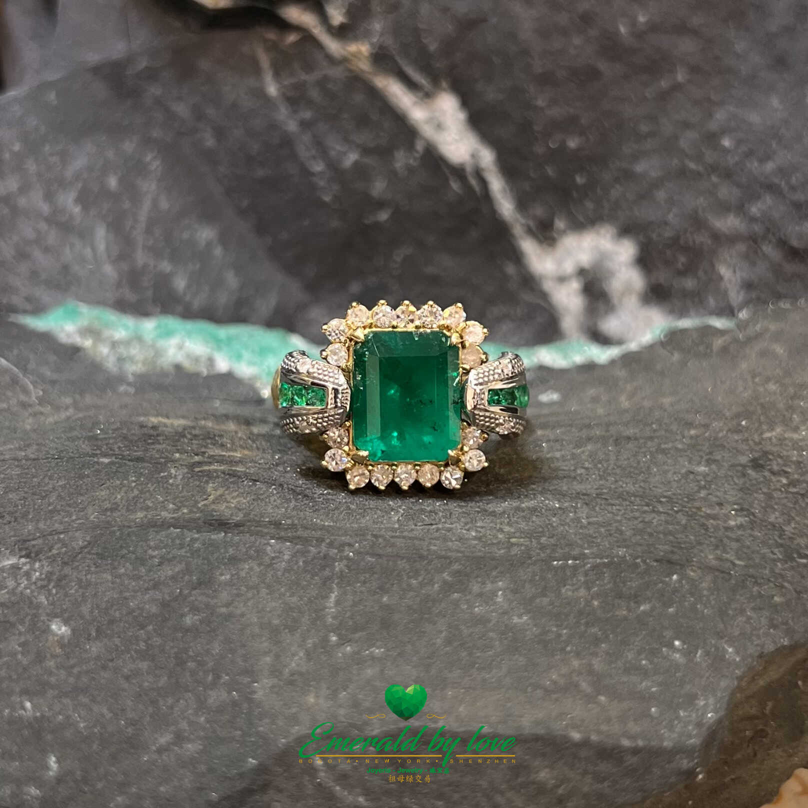 Anillo con esmeralda colombiana en forma cuadrada en bonito oro de 18k