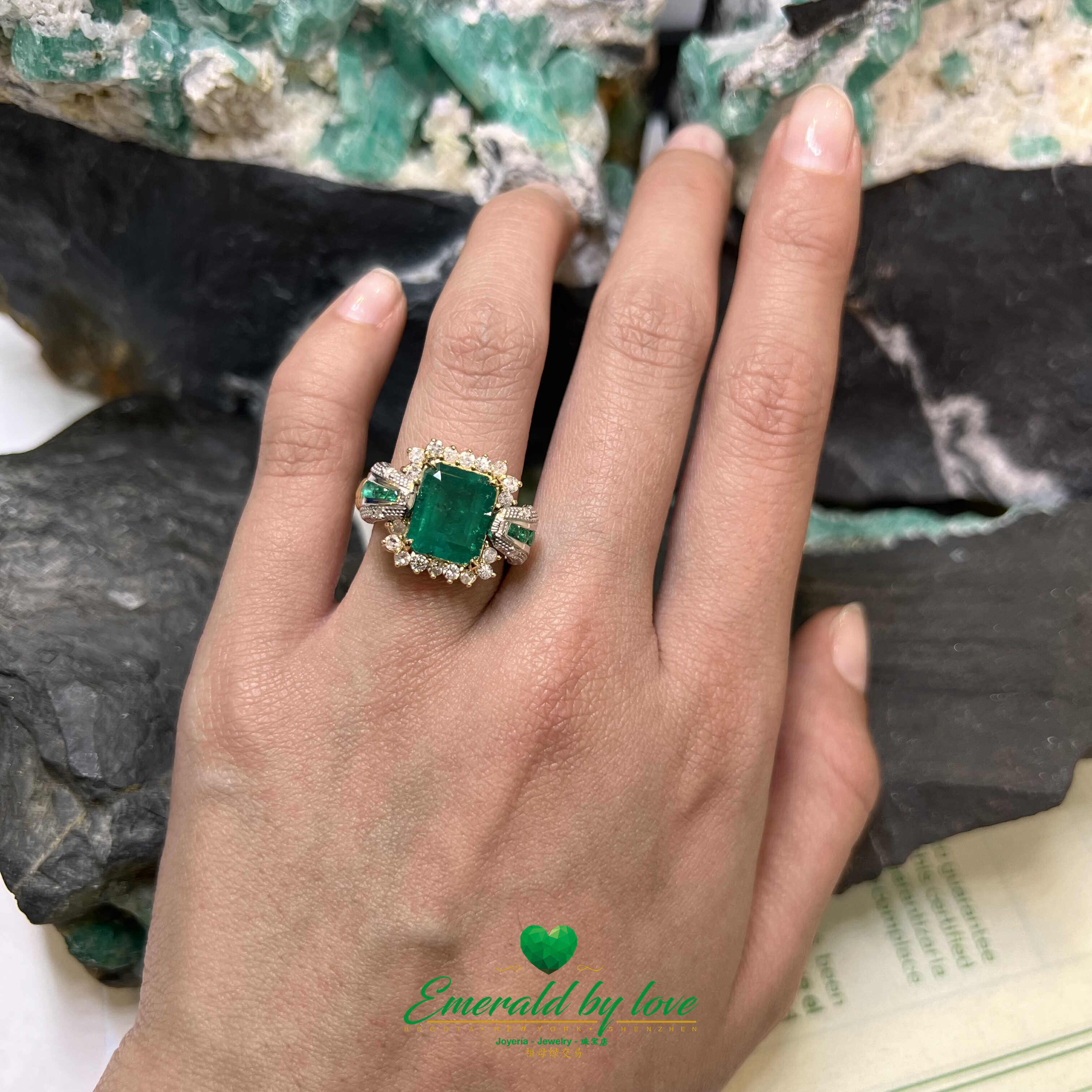 Anillo con esmeralda colombiana en forma cuadrada en bonito oro de 18k