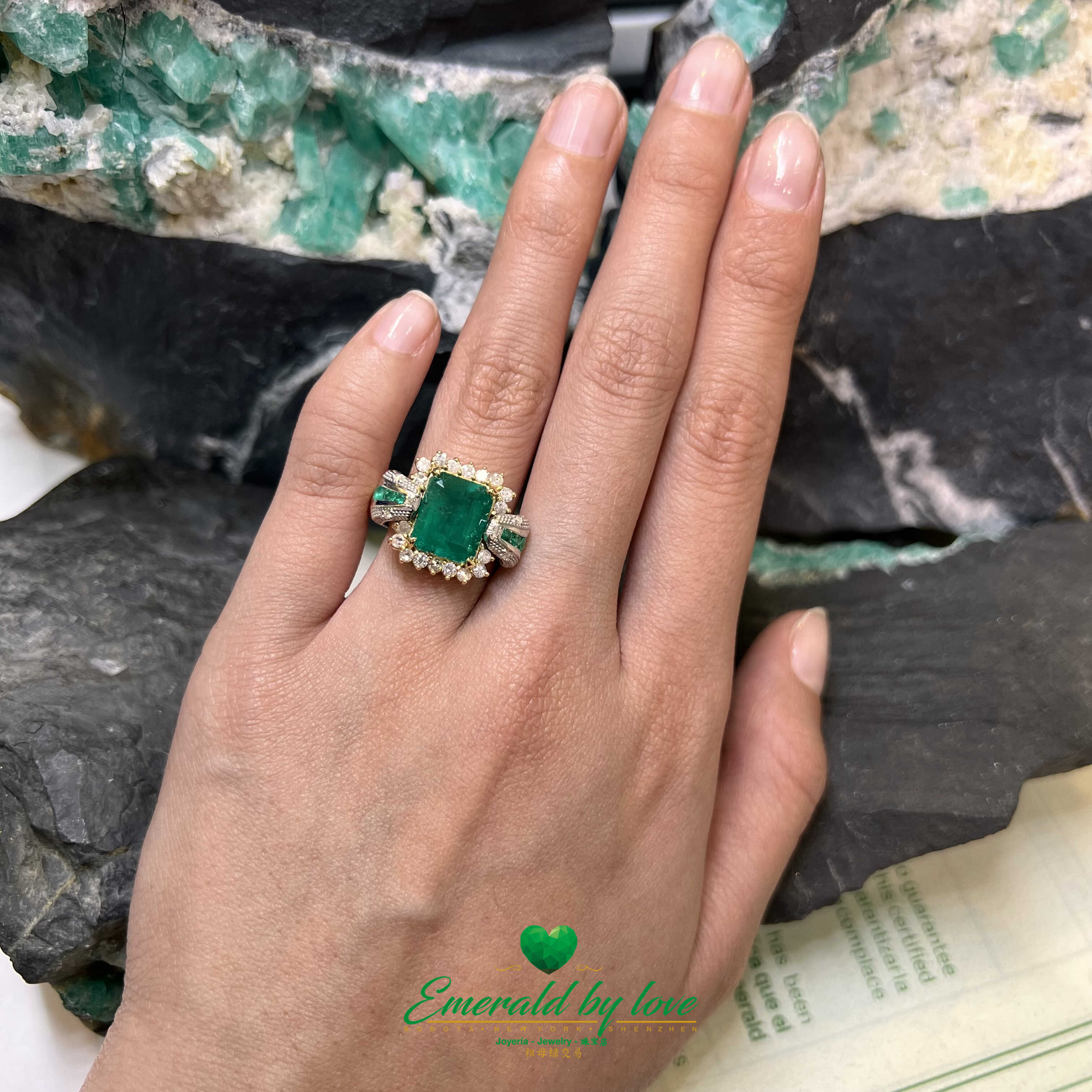 Anillo con esmeralda colombiana en forma cuadrada en bonito oro de 18k