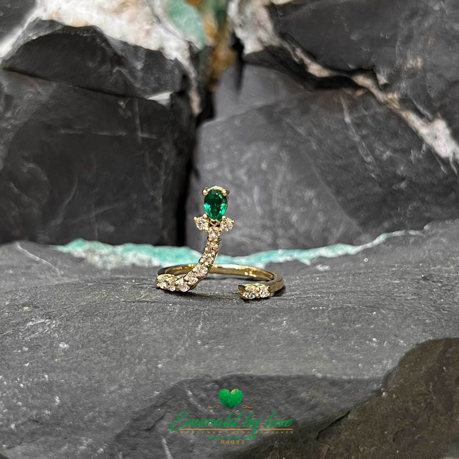 Elegante Anillo de Oro Amarillo con Esmeralda en Forma de Lágrima de 0,36 Ct: Un Toque de Sofisticación Natural
