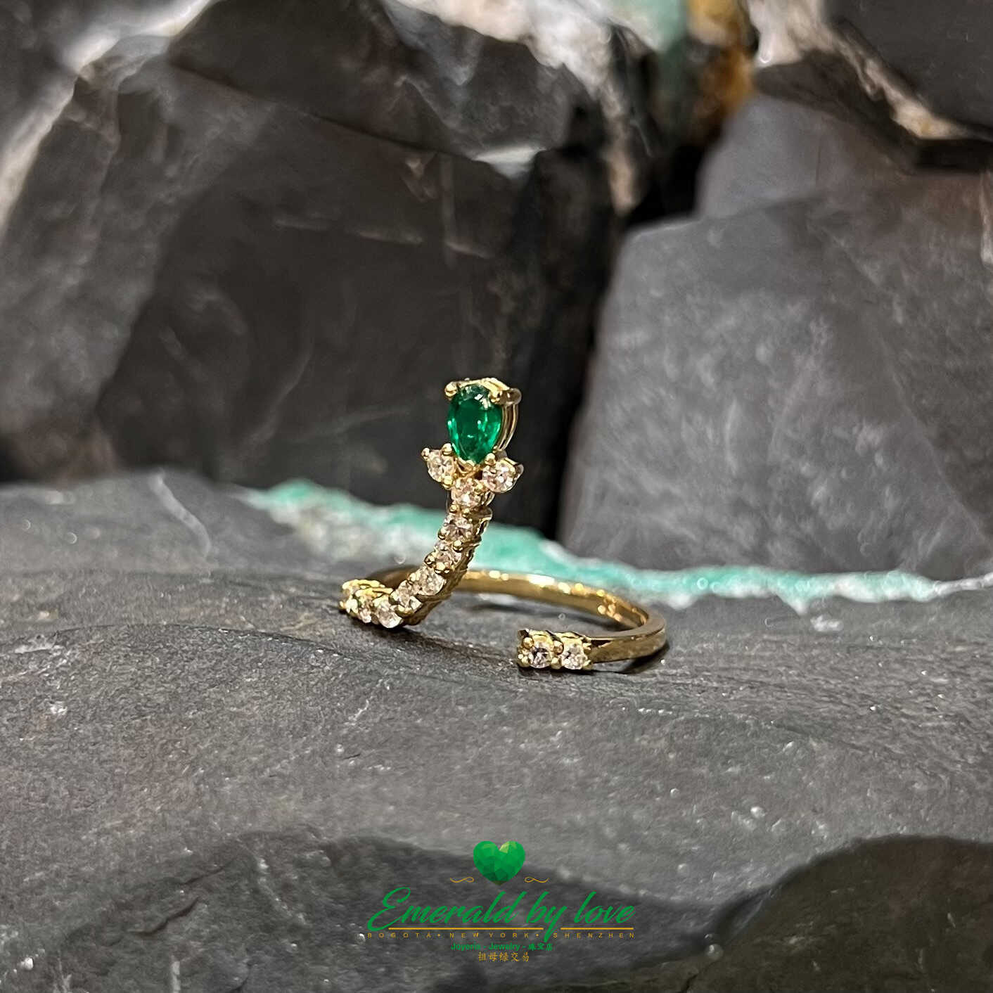 Elegante Anillo de Oro Amarillo con Esmeralda en Forma de Lágrima de 0,36 Ct: Un Toque de Sofisticación Natural