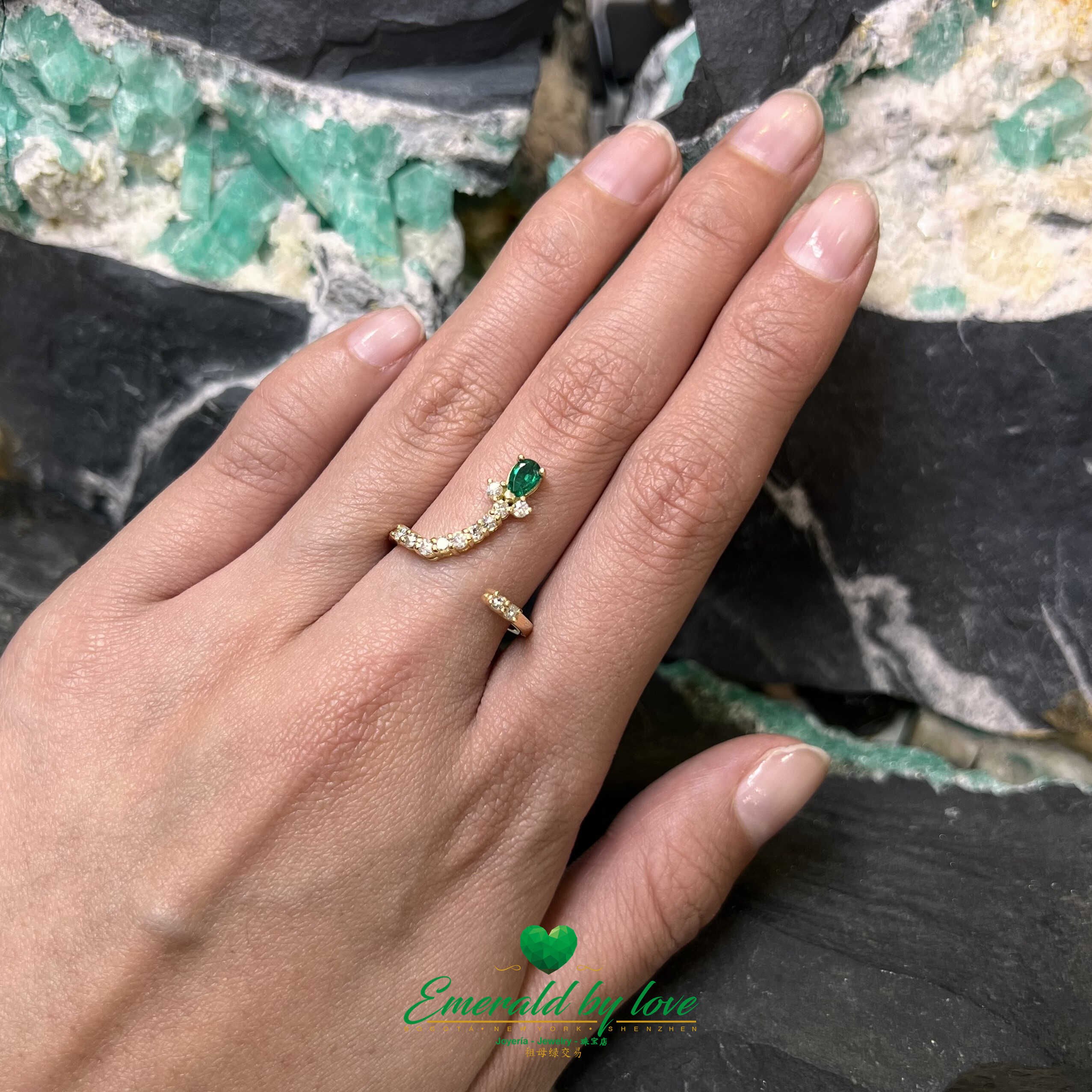 Elegante Anillo de Oro Amarillo con Esmeralda en Forma de Lágrima de 0,36 Ct: Un Toque de Sofisticación Natural