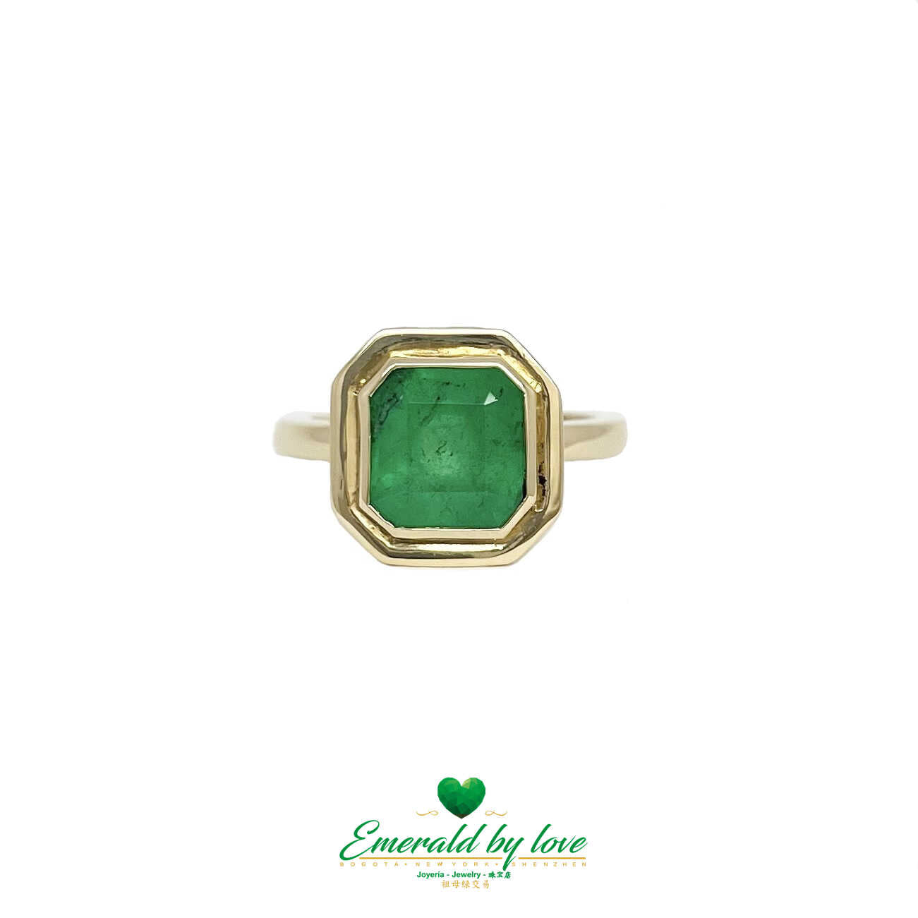 Atrevido anillo de oro amarillo con esmeralda de talla cuadrada en engaste de bisel
