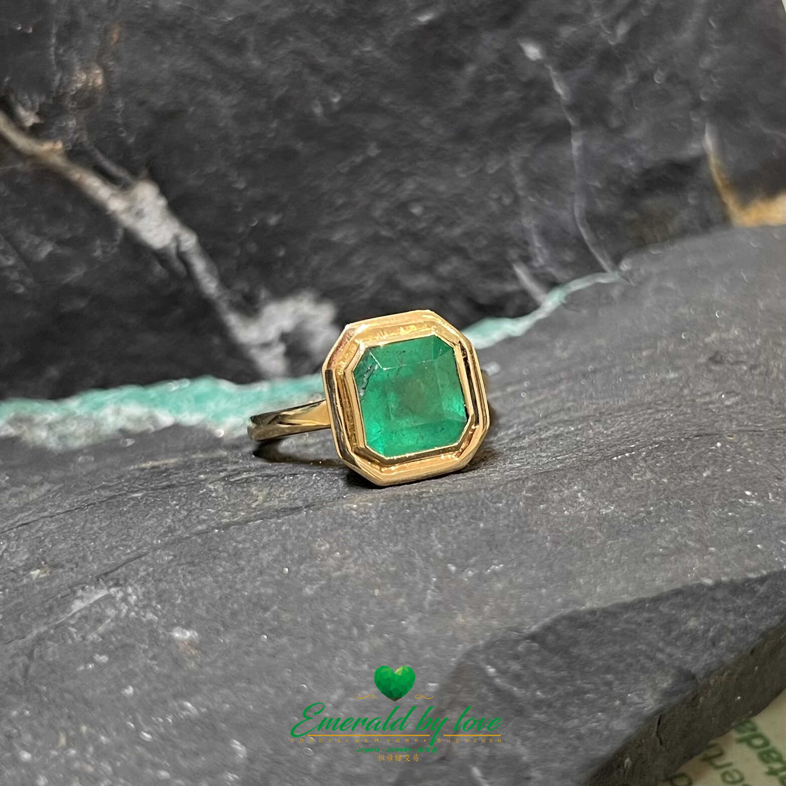 Atrevido anillo de oro amarillo con esmeralda de talla cuadrada en engaste de bisel