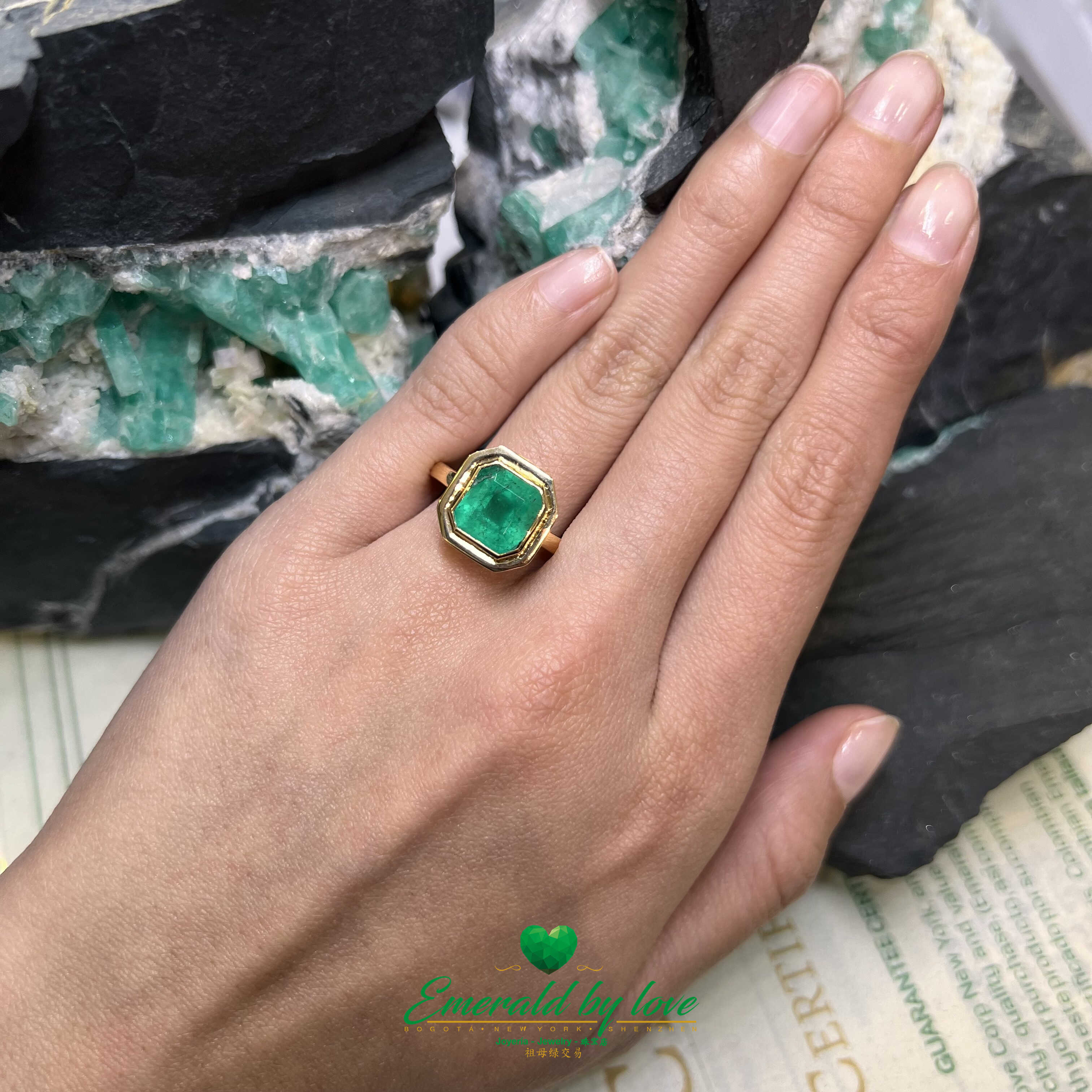 Atrevido anillo de oro amarillo con esmeralda de talla cuadrada en engaste de bisel