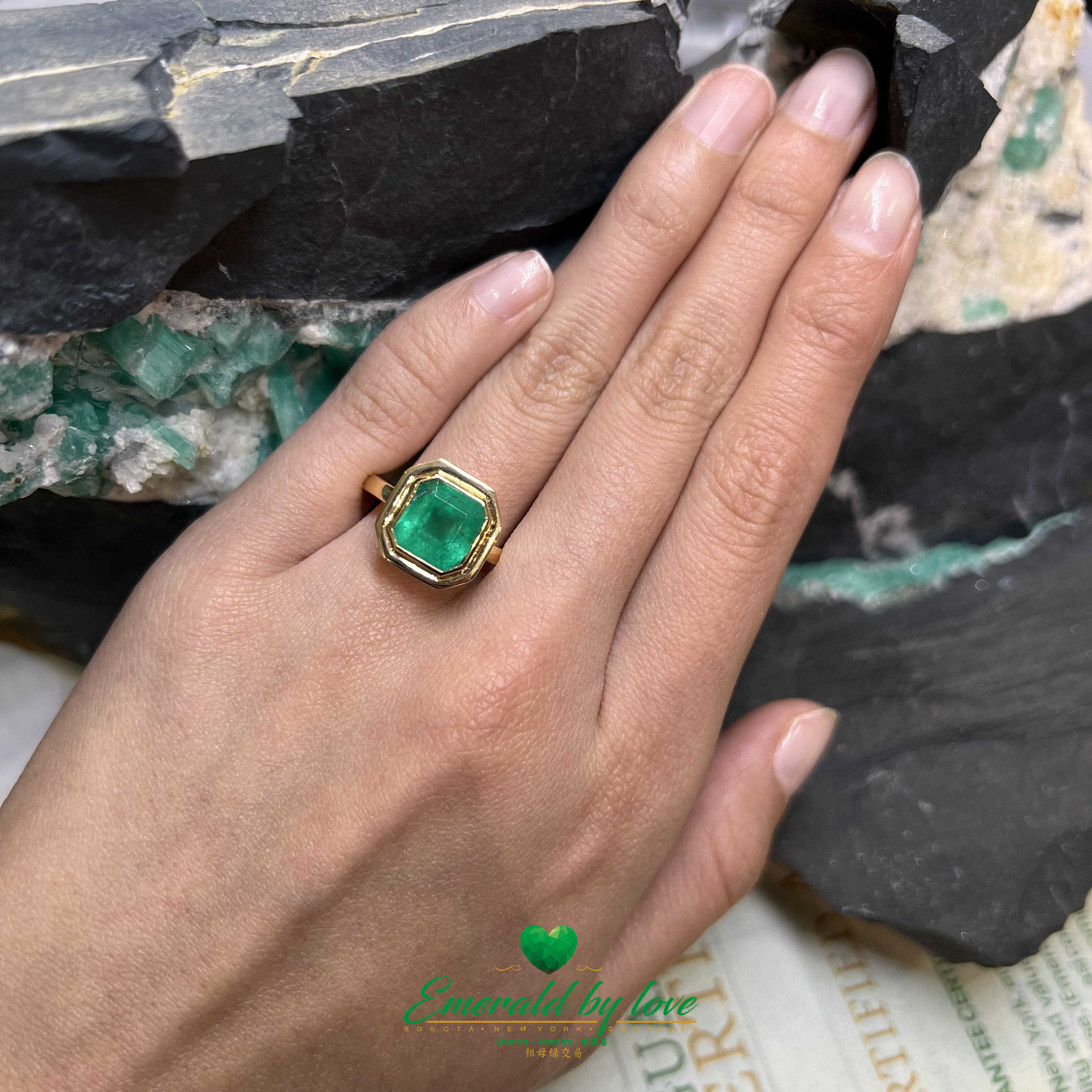 Atrevido anillo de oro amarillo con esmeralda de talla cuadrada en engaste de bisel