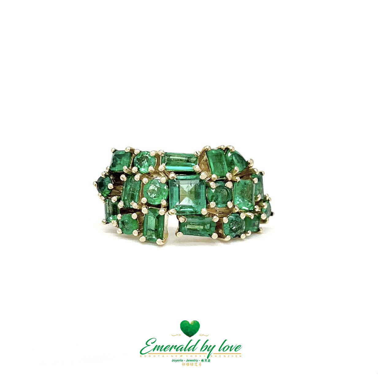 Espectacular anillo de oro amarillo con múltiples esmeraldas: una sinfonía de elegancia
