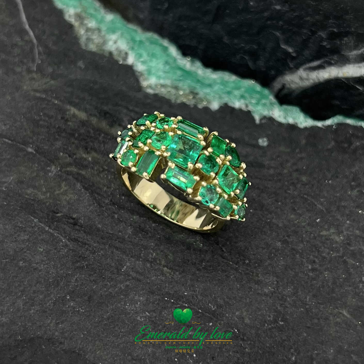 Espectacular anillo de oro amarillo con múltiples esmeraldas: una sinfonía de elegancia