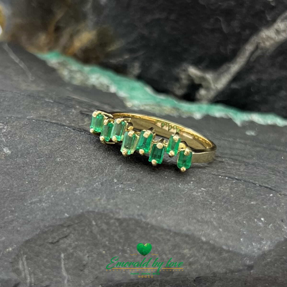 Hermoso anillo de oro amarillo con esmeraldas baguette de diseño uniforme