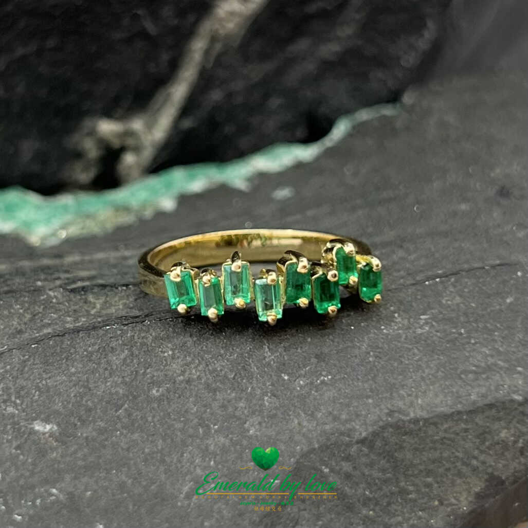 Hermoso anillo de oro amarillo con esmeraldas baguette de diseño uniforme