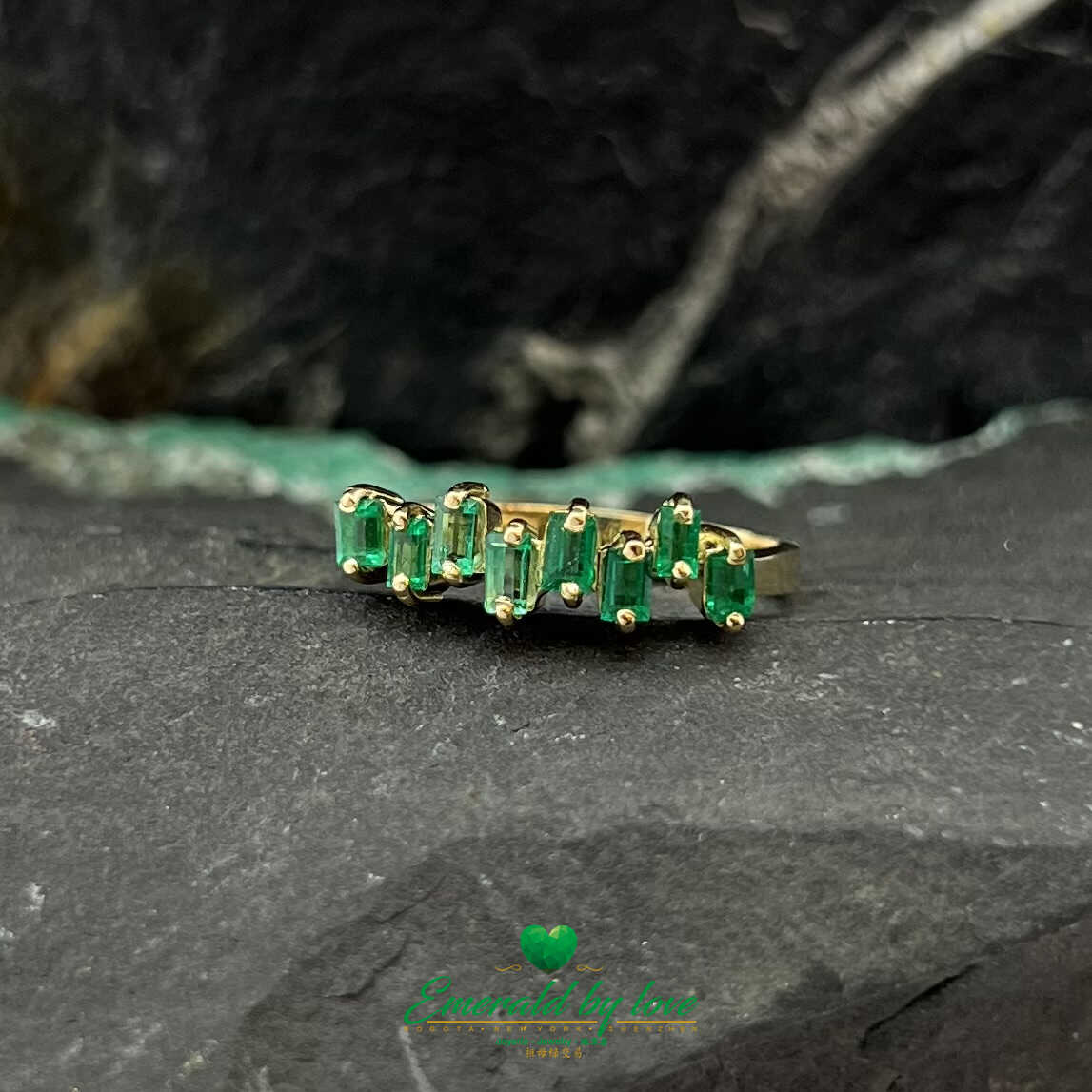 Hermoso anillo de oro amarillo con esmeraldas baguette de diseño uniforme