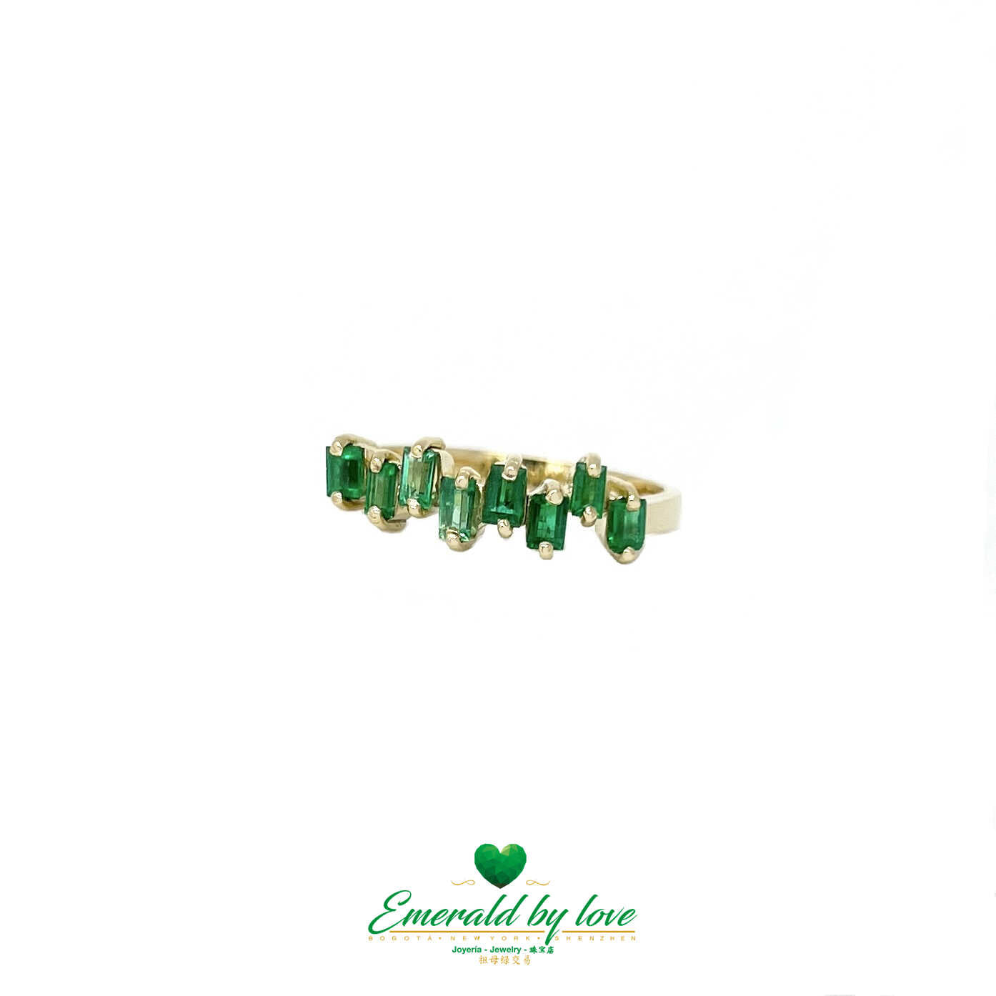 Hermoso anillo de oro amarillo con esmeraldas baguette de diseño uniforme