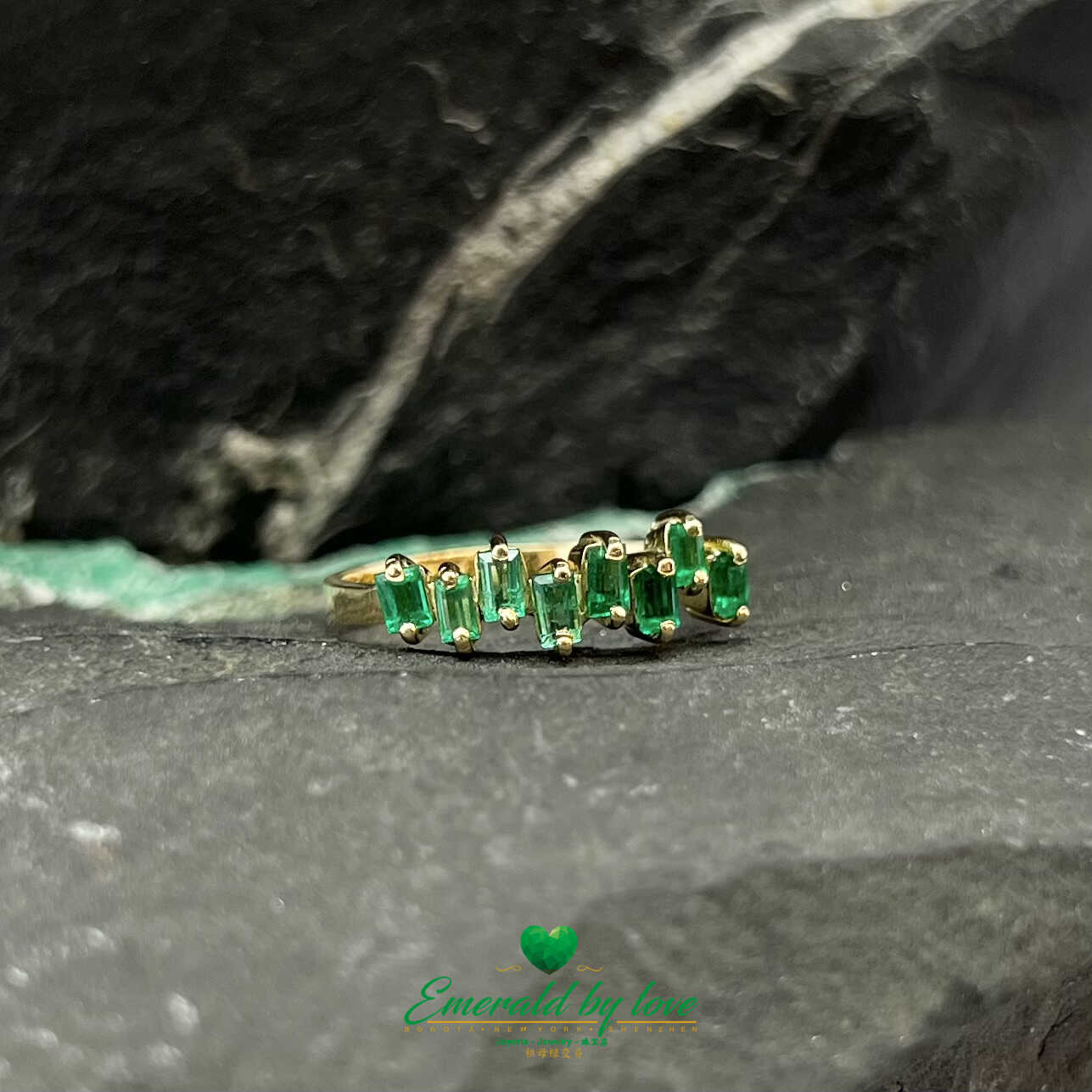 Hermoso anillo de oro amarillo con esmeraldas baguette de diseño uniforme