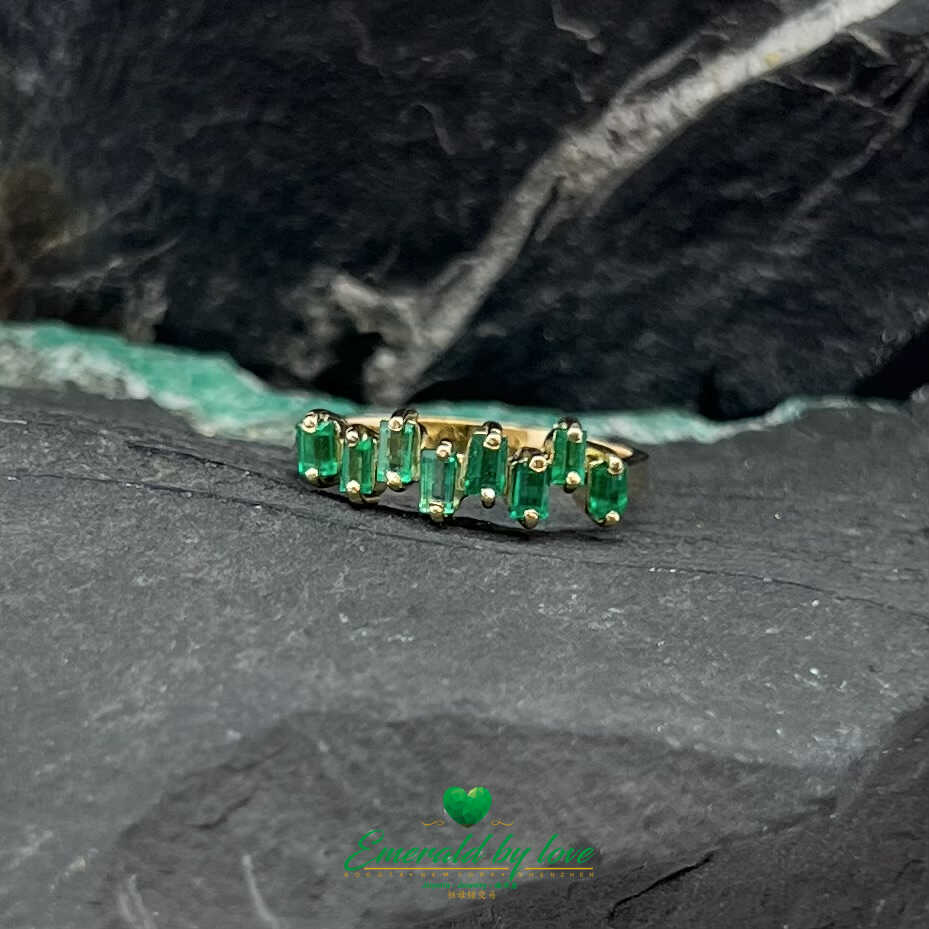 Hermoso anillo de oro amarillo con esmeraldas baguette de diseño uniforme
