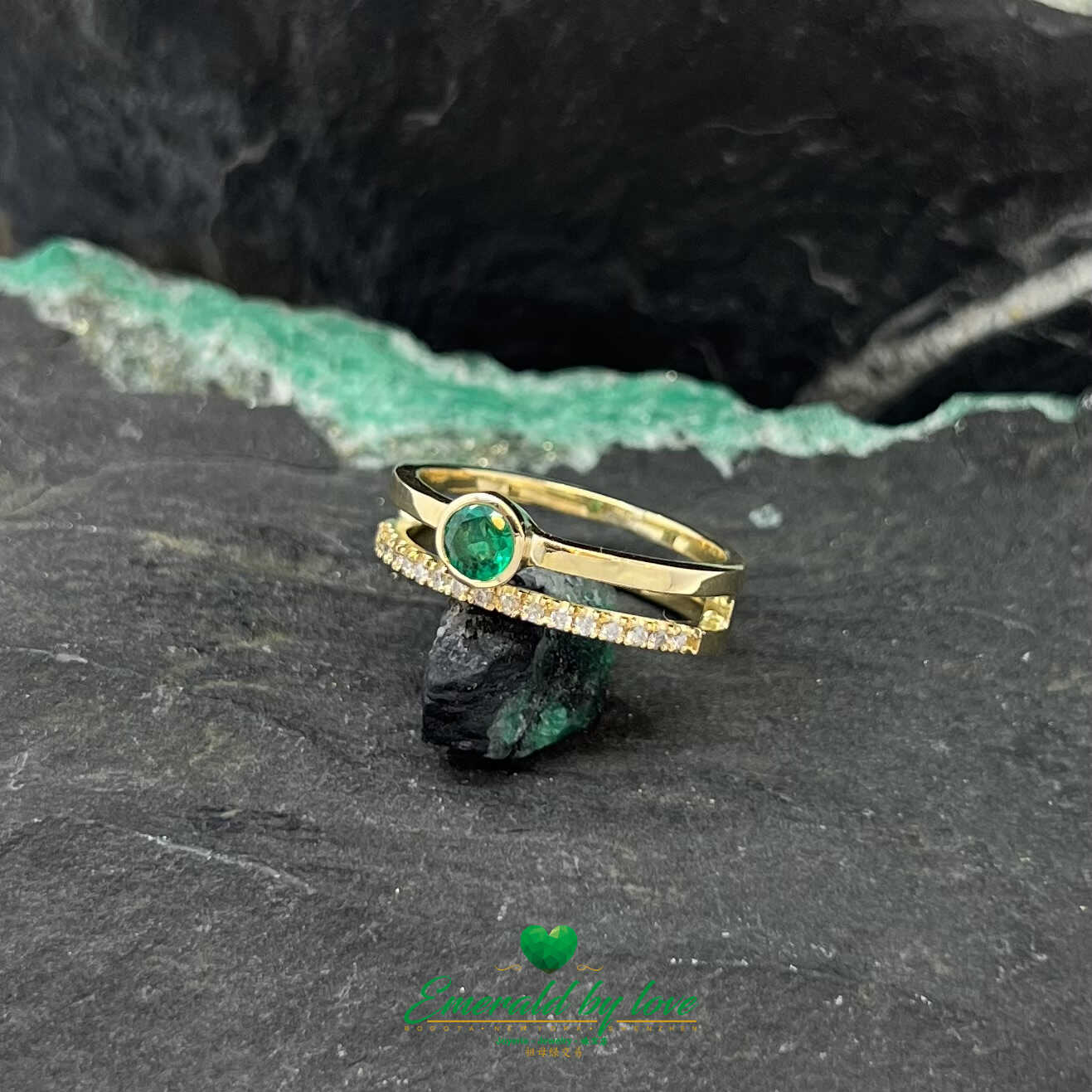 Yellow Gold Ring with Central Round Emerald and Twin Diamond Band