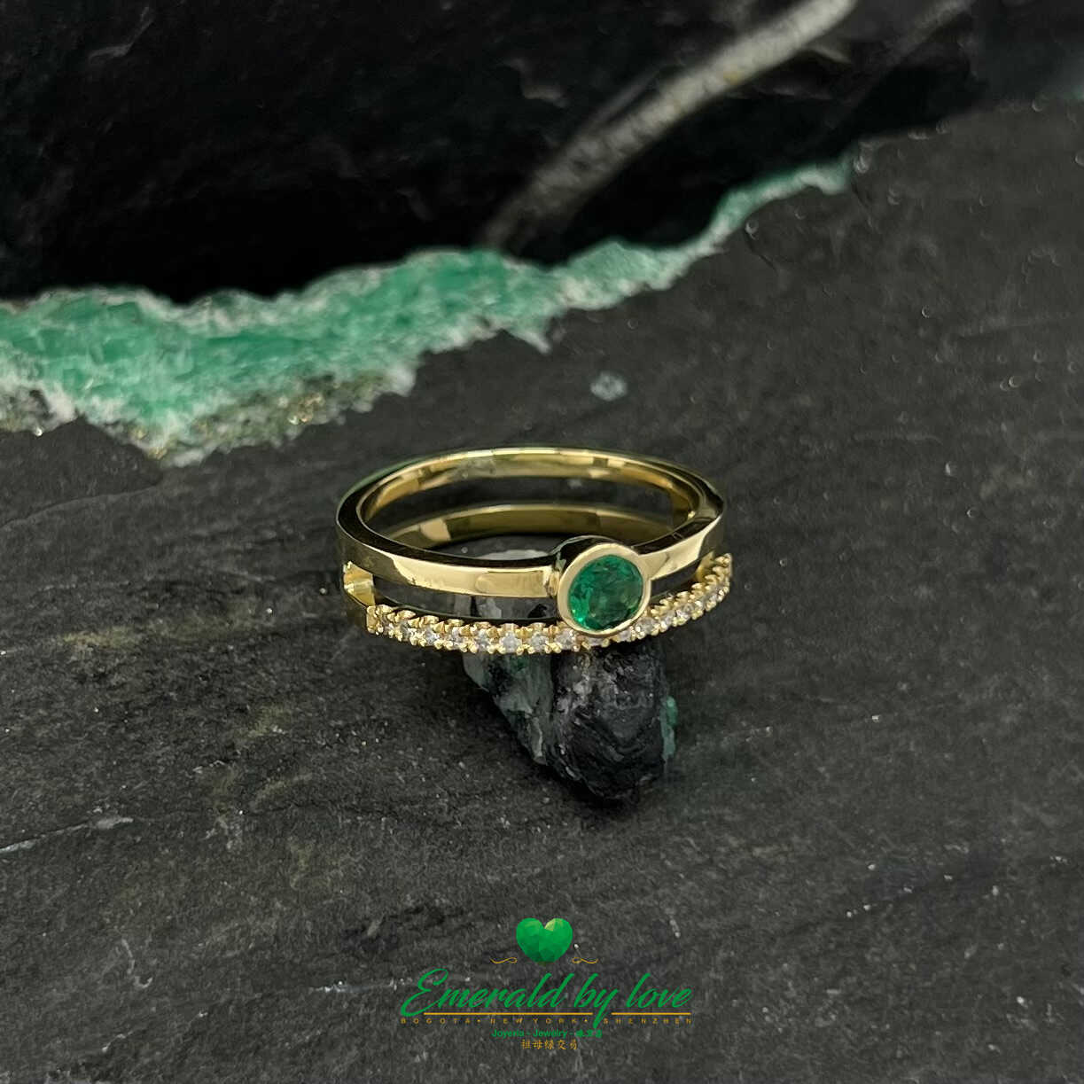 Yellow Gold Ring with Central Round Emerald and Twin Diamond Band