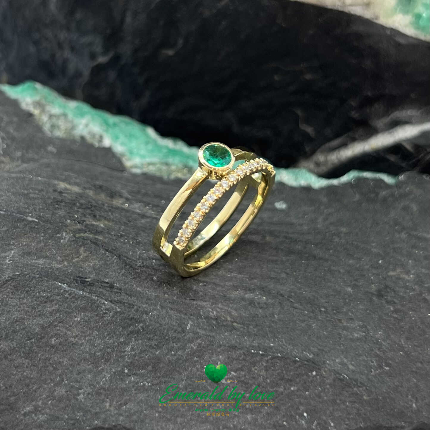 Yellow Gold Ring with Central Round Emerald and Twin Diamond Band