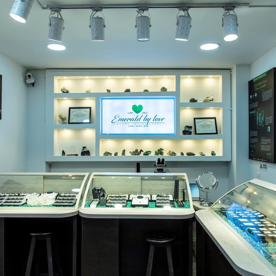 What are the main jewelry stores that sell Colombian emeralds?