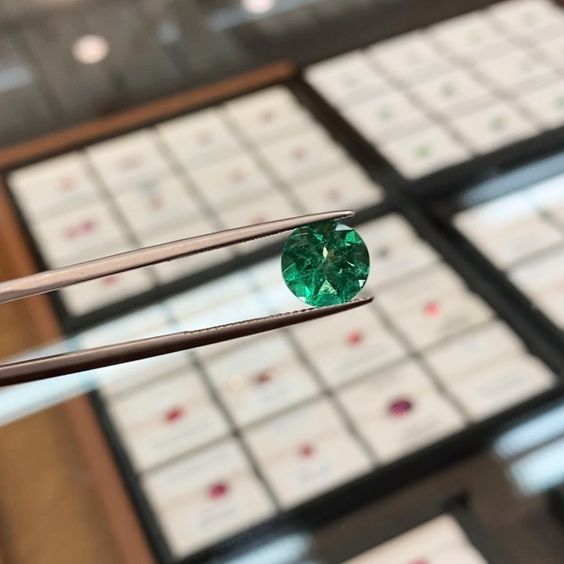 What factors influence the durability of a Colombian emerald?