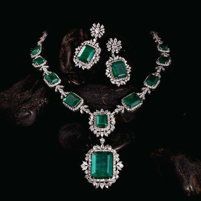 The evolution of the design of emerald jewelry.