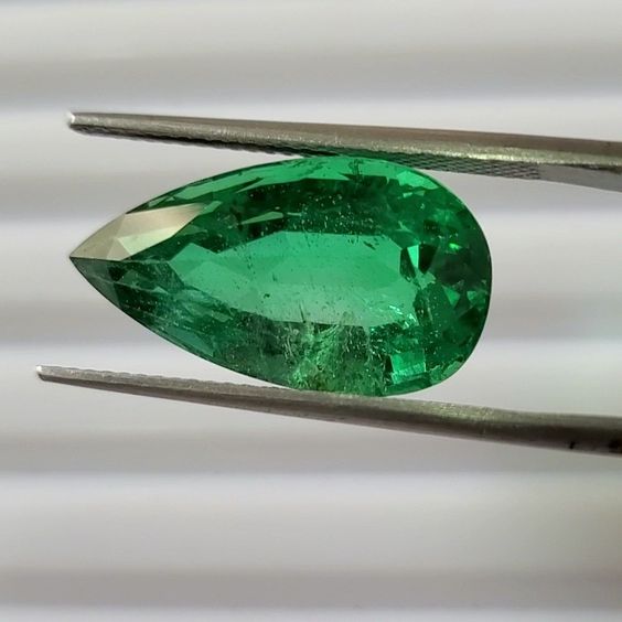 What is a bicolor emerald and how is it found in Colombia?