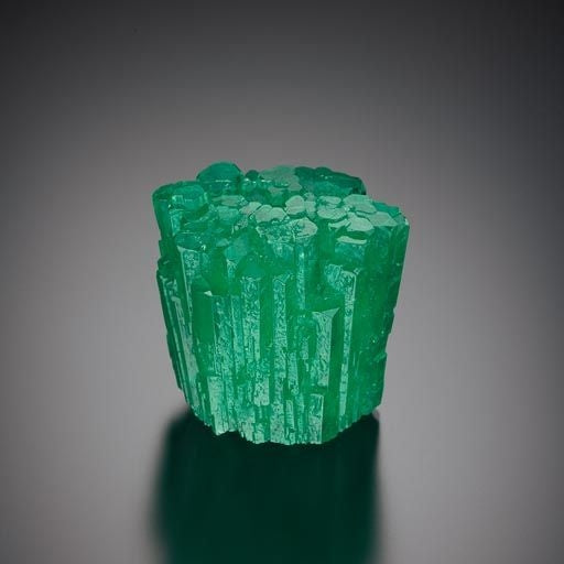 Green and rich Colombian emerald: Chivor