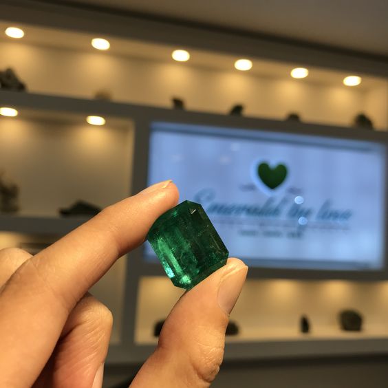 Colombian emeralds transcending borders