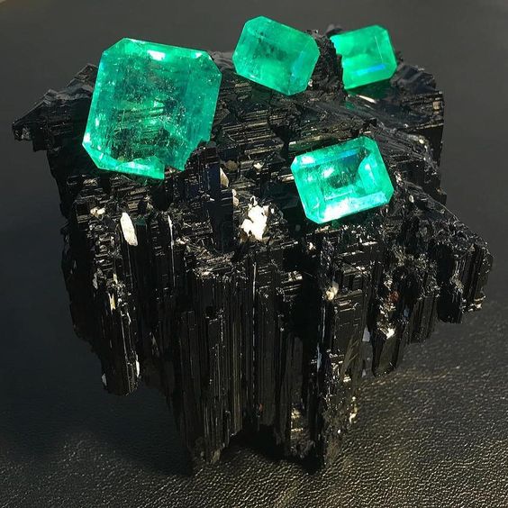 How an emerald is formed and crystallized